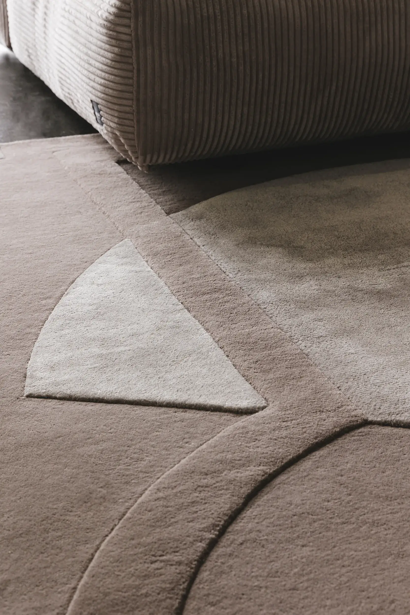 Teppich aus 75% Wolle, 25% Lyocell (Tencel™) in Taupe mit 75% Wolle, 25% Lyocell (Tencel™) hohem Flor von benuta Finest