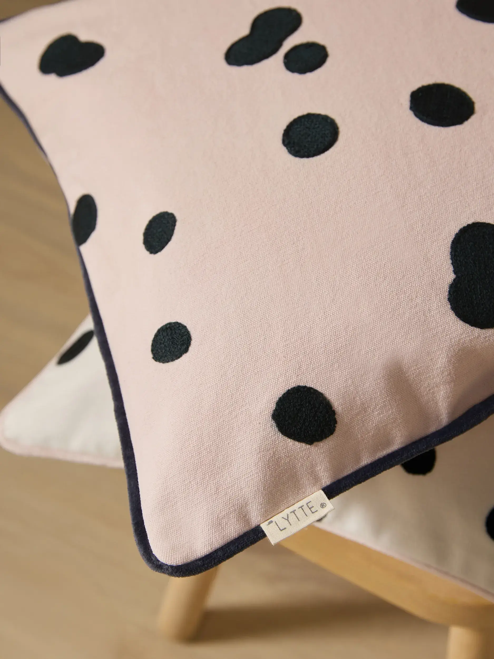 Hannes Fuchsia/Noir de Lytte