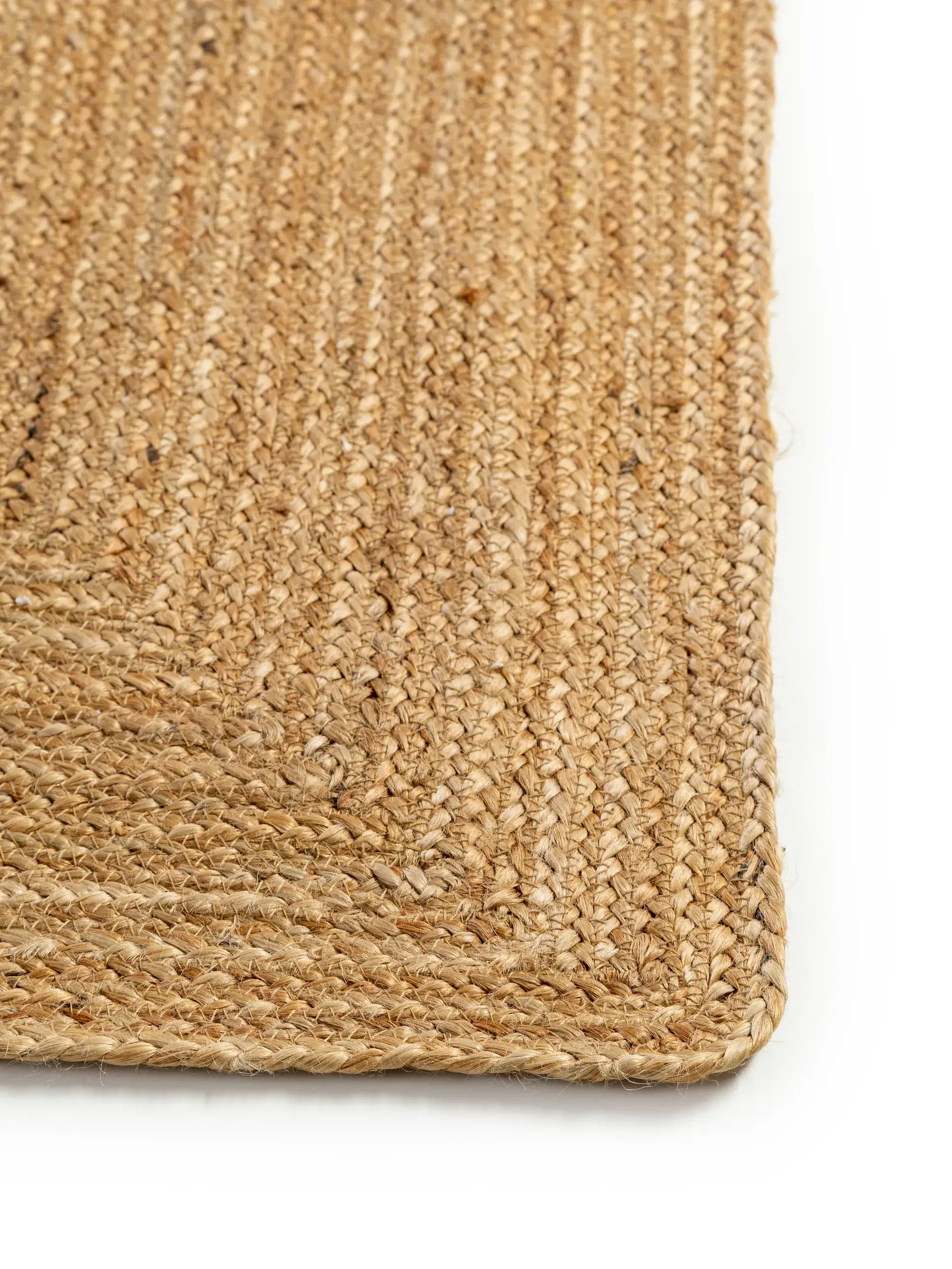 Matto 100% Jutea värissä Braun 100% Jute korkealla nukalla merkiltä benuta Pure
