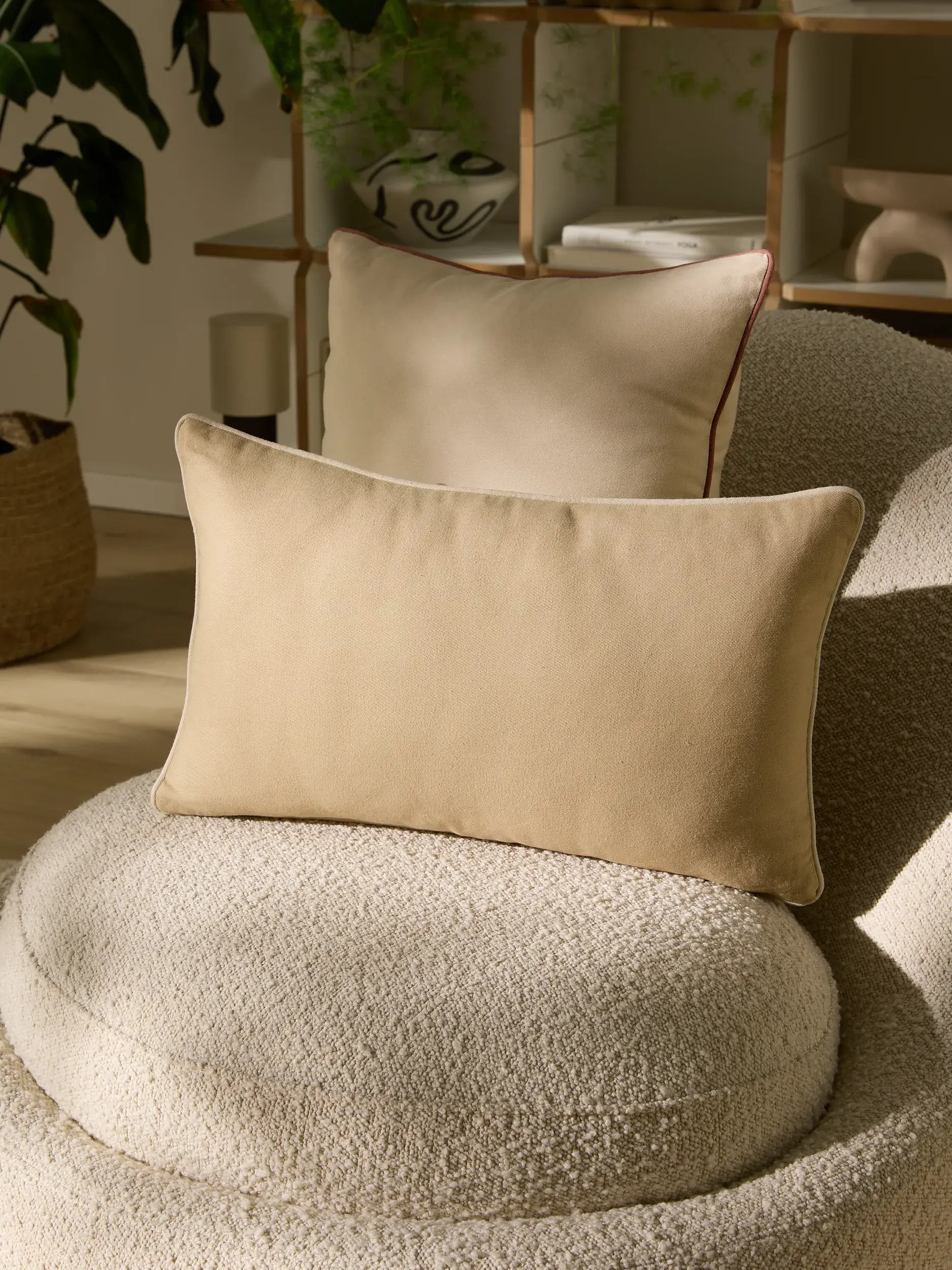 Pude Ines Beige/Cremehvid fra benuta pure