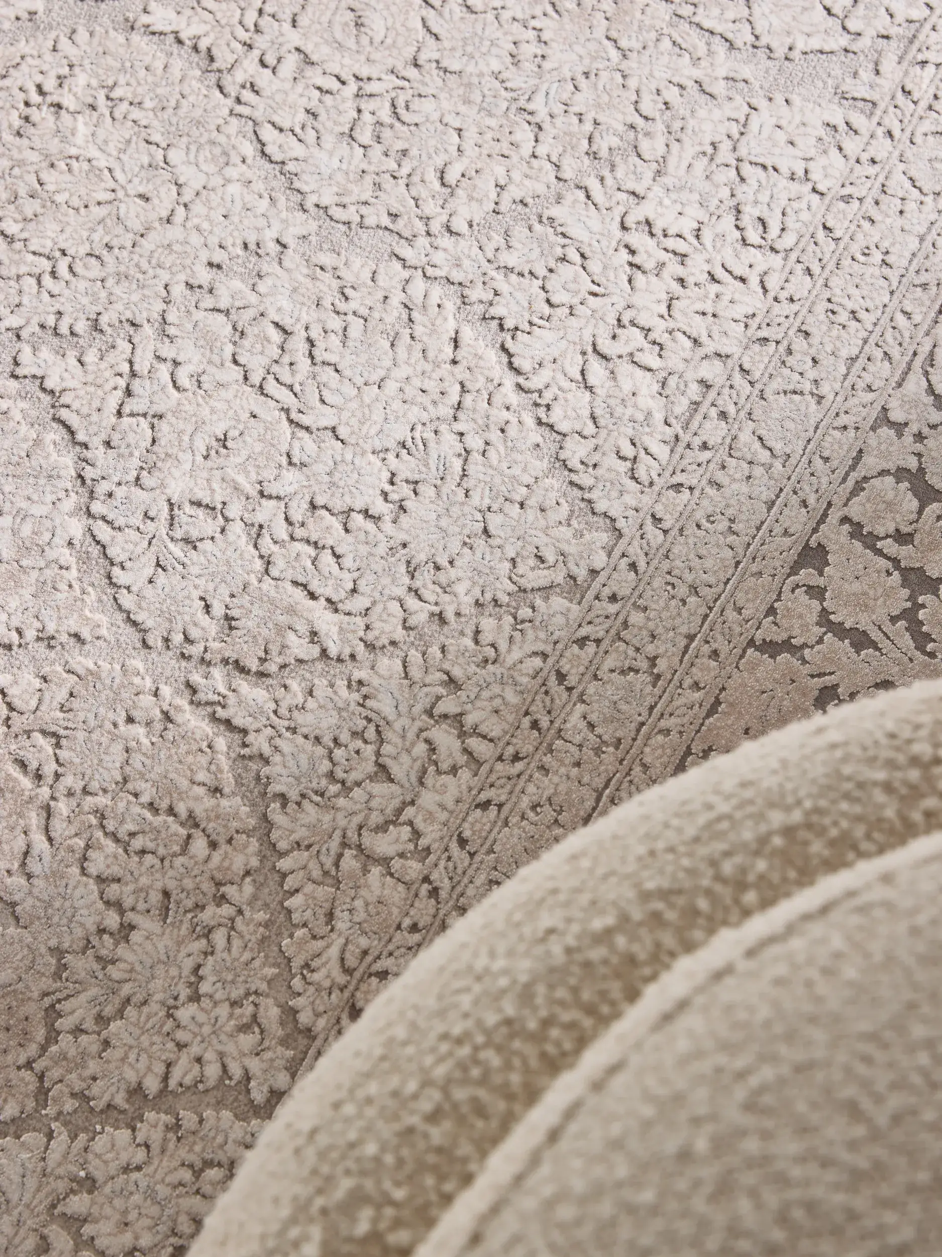 Teppich aus 89% Viskose, 11% Polyacryl in Grau mit 89% Viskose, 11% Polyacryl hohem Flor von benuta Finest
