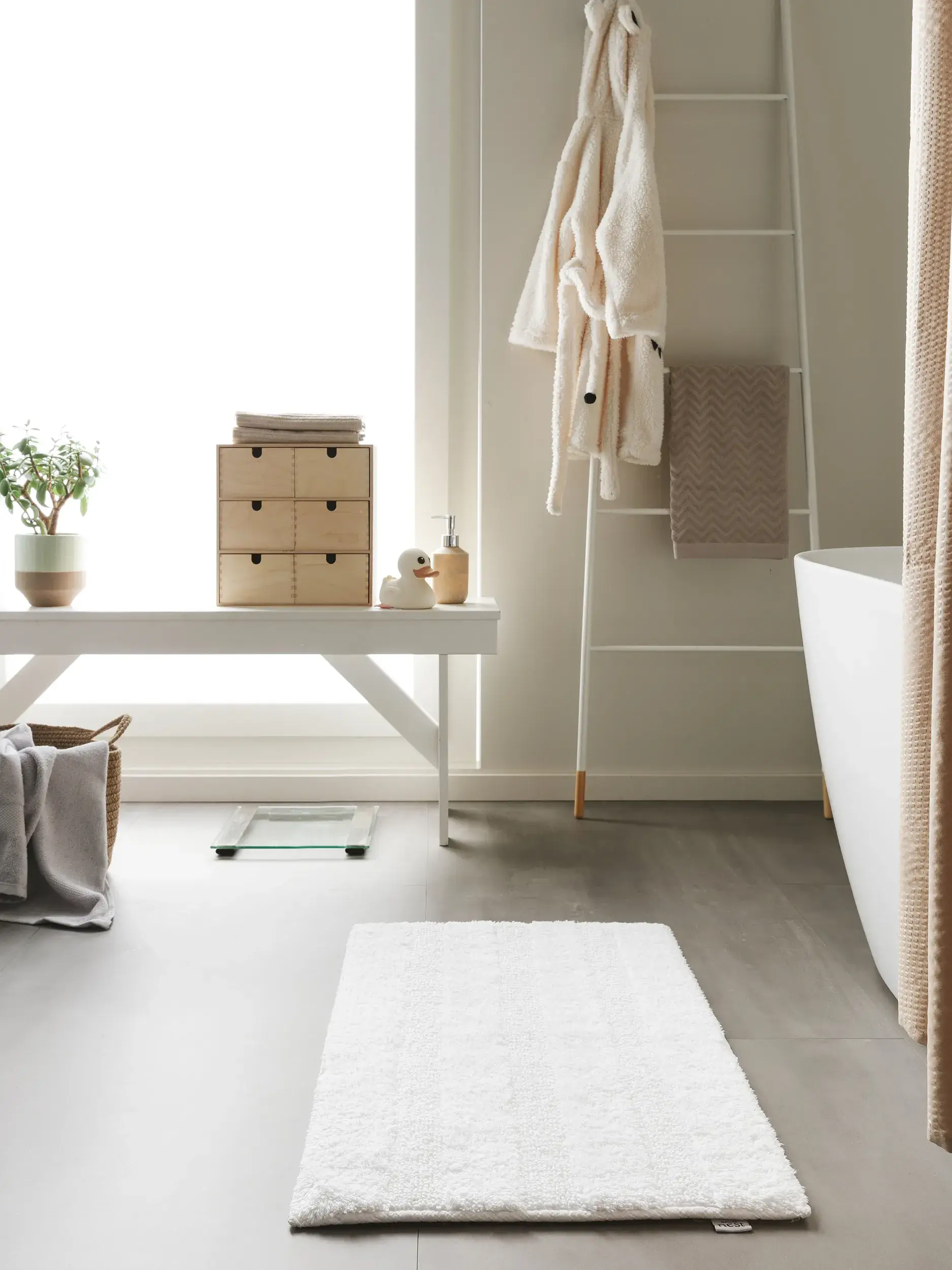 Badmatta Ilka Vit med Enfärgad-design i 100% Bomull från benuta nest