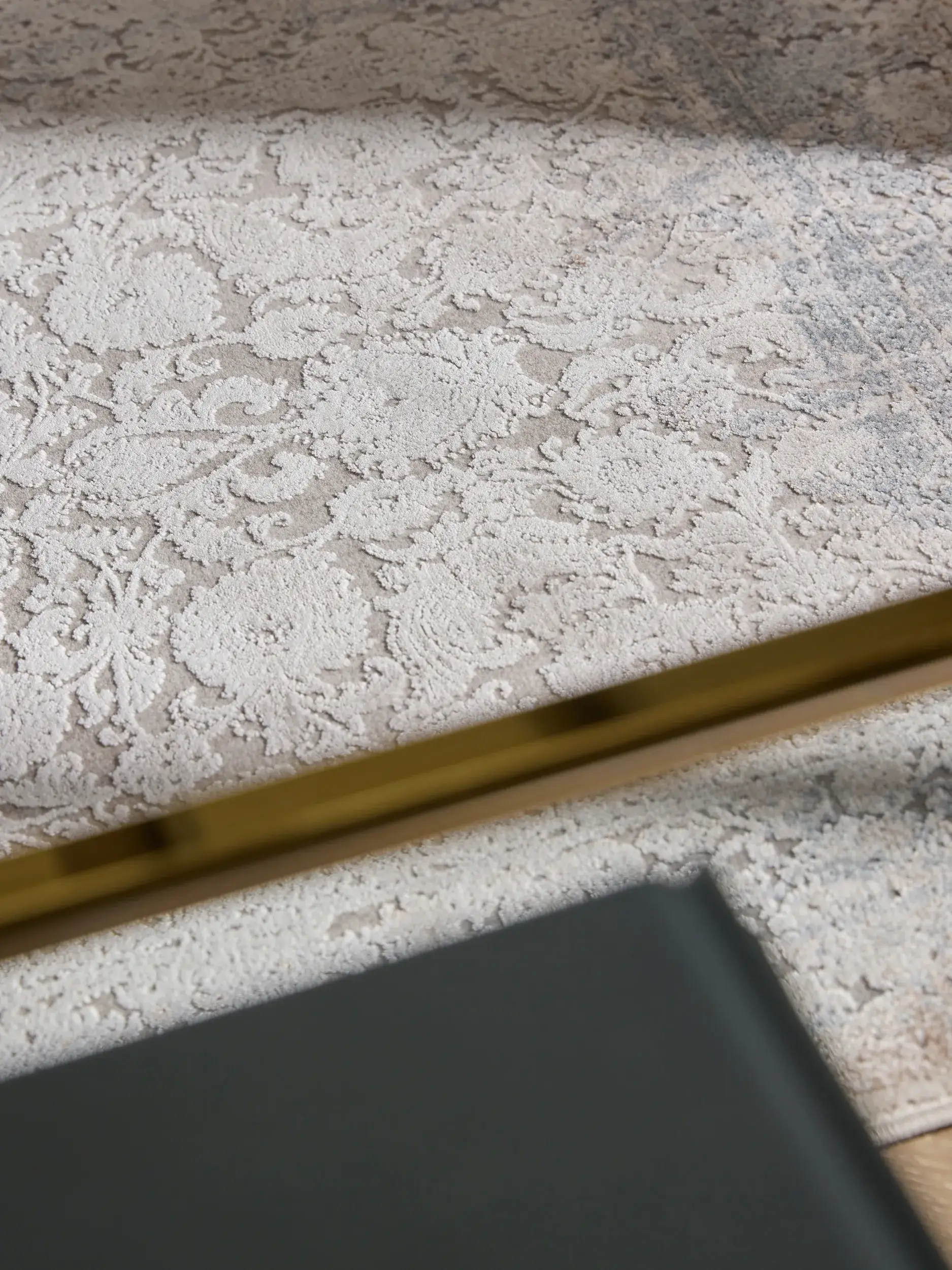 Teppich aus 89% Viskose, 11% Polyacryl in Grau mit 89% Viskose, 11% Polyacryl hohem Flor von benuta Finest