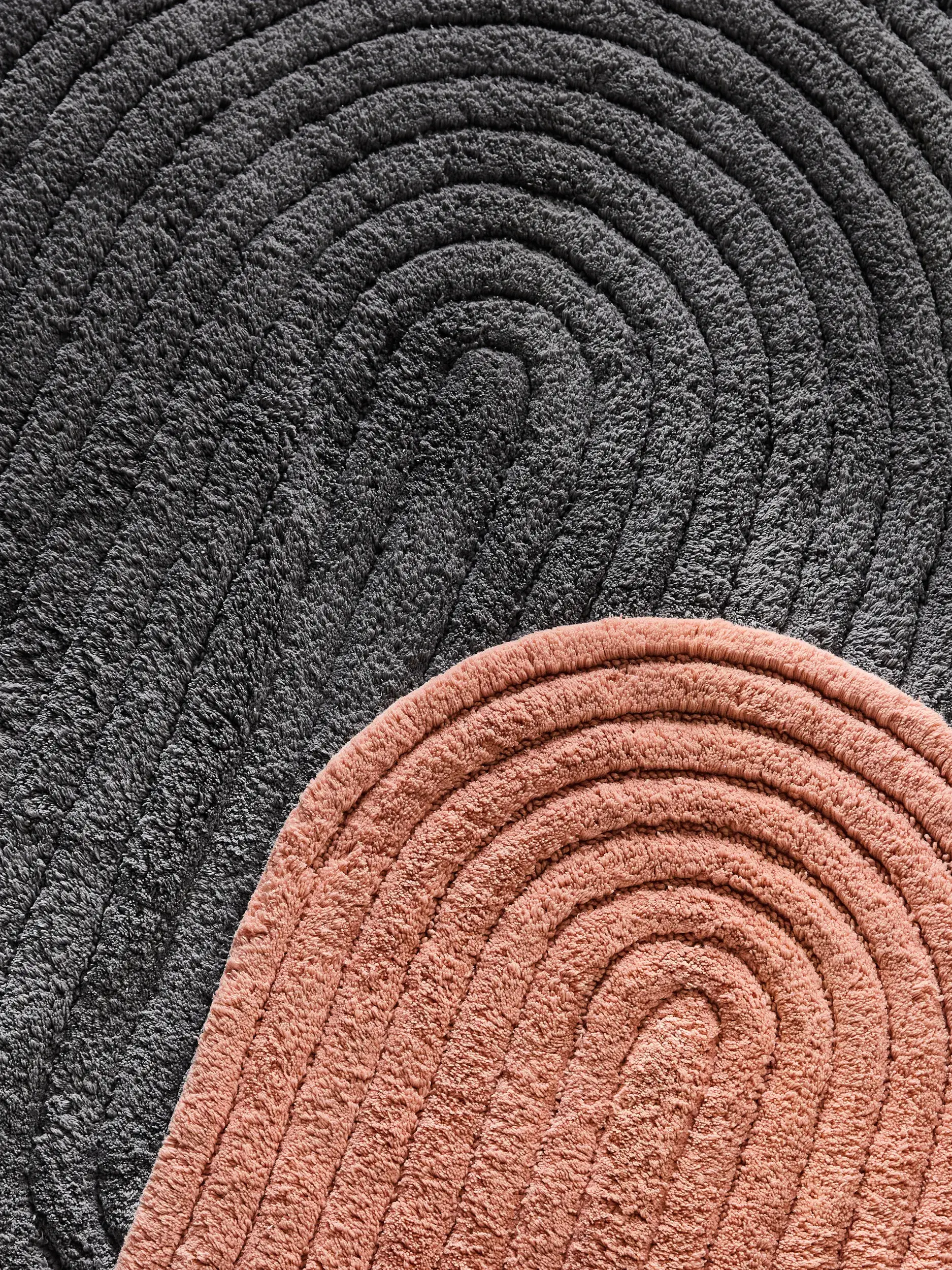Alfombrilla de baño Nia Gris oscuro con diseño de Geométrico en 100% Algodón de benuta POP