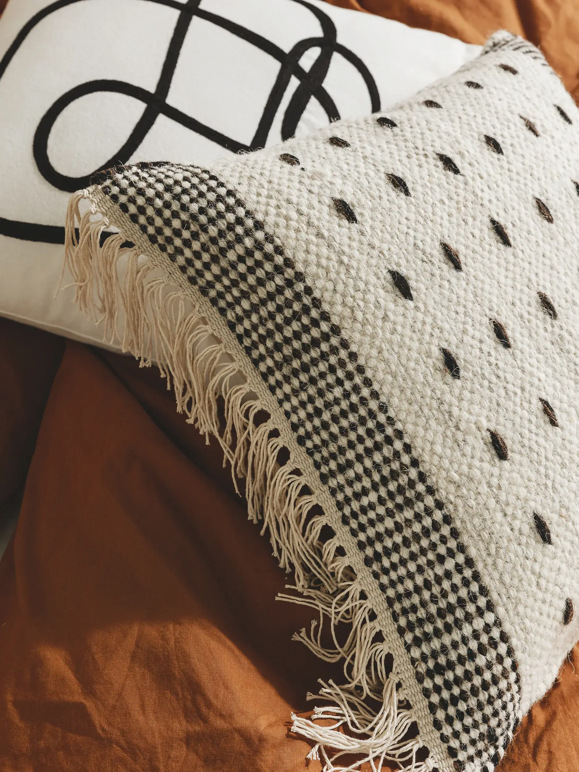 Funda de almohada Bahati Blanco y Negro con diseño de Borde en 70% Lana, 30% Algodón de benuta POP