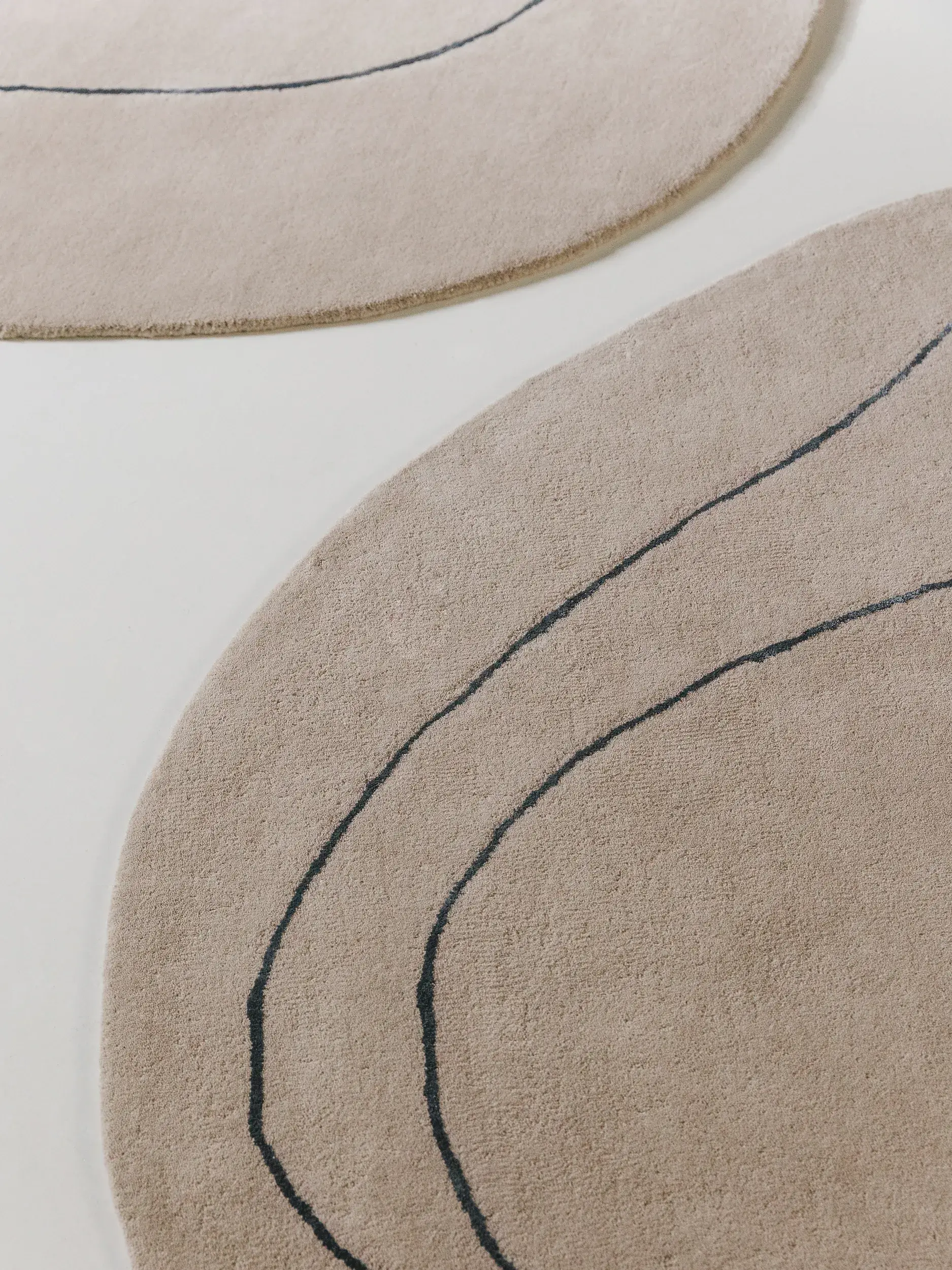 Tappeto di 90% Lana, 10% Viscosa in Beige con pelo alto 90% Lana, 10% Viscosa da benuta pure