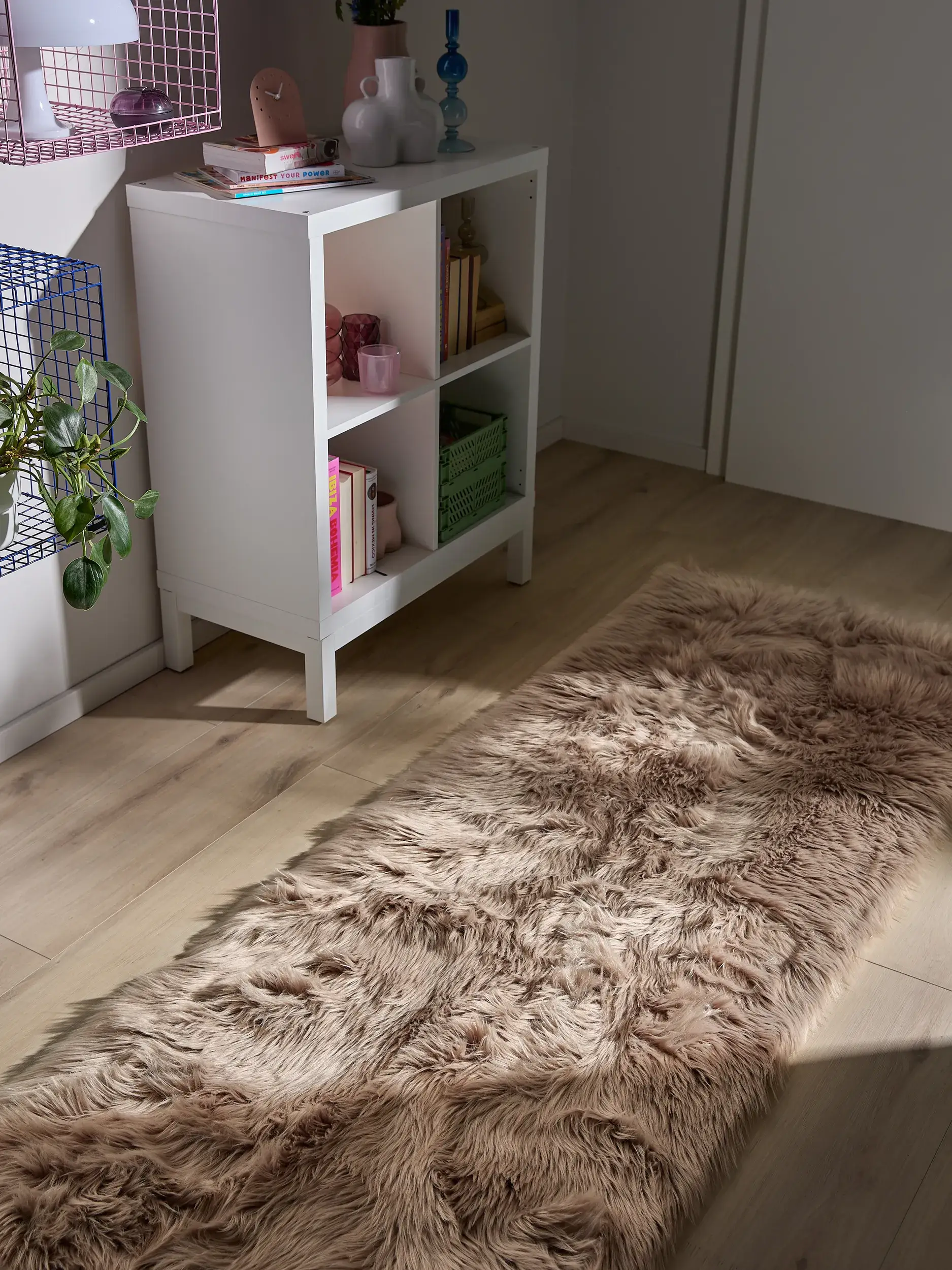 Matto 70% Polyacryl, 30% Polyestera värissä Beige 70% Polyacryl, 30% Polyester korkealla nukalla merkiltä benuta Pop