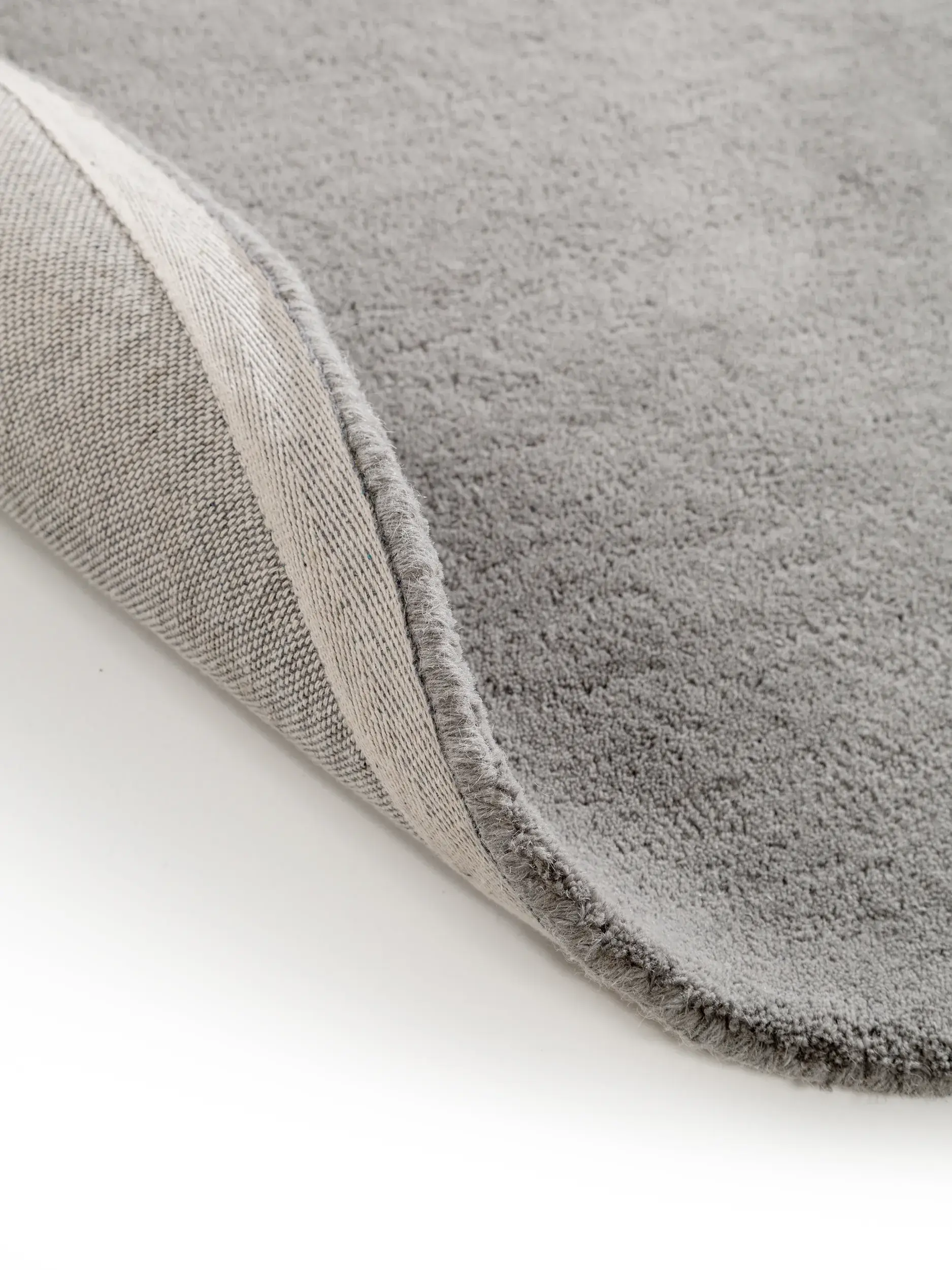 Teppich aus 100% Wolle in Grau mit 100% Wolle hohem Flor von benuta Nest