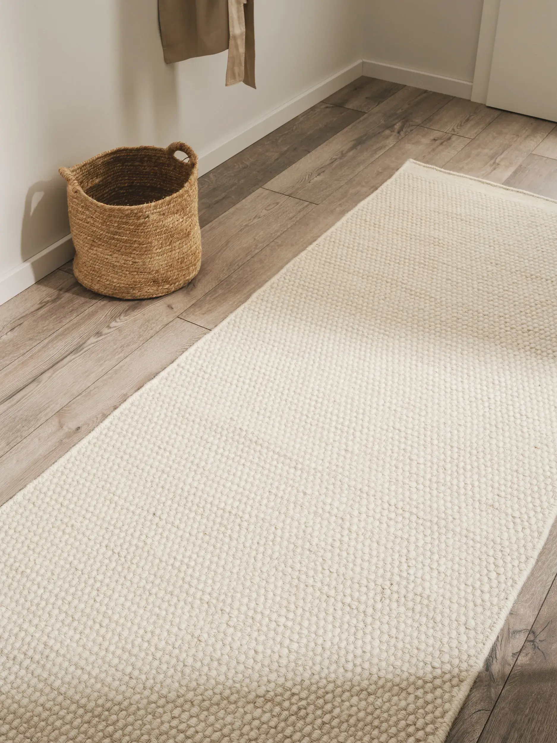 Tappeto di 80% Lana, 20% Cotone in Bianco con pelo alto 80% Lana, 20% Cotone da benuta pure