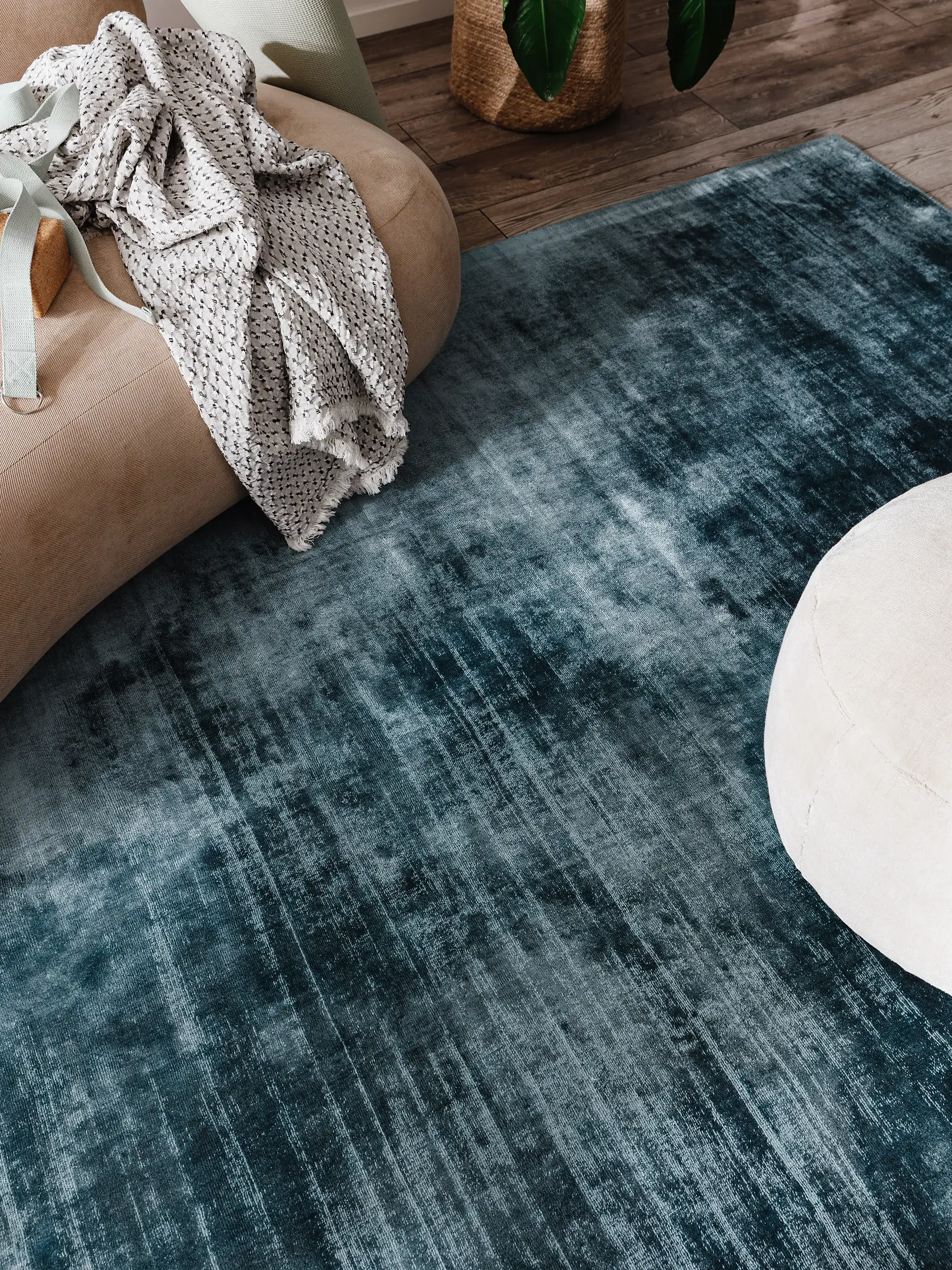 Teppich aus 100% Viskose in Blau mit 100% Viskose hohem Flor von benuta Pure