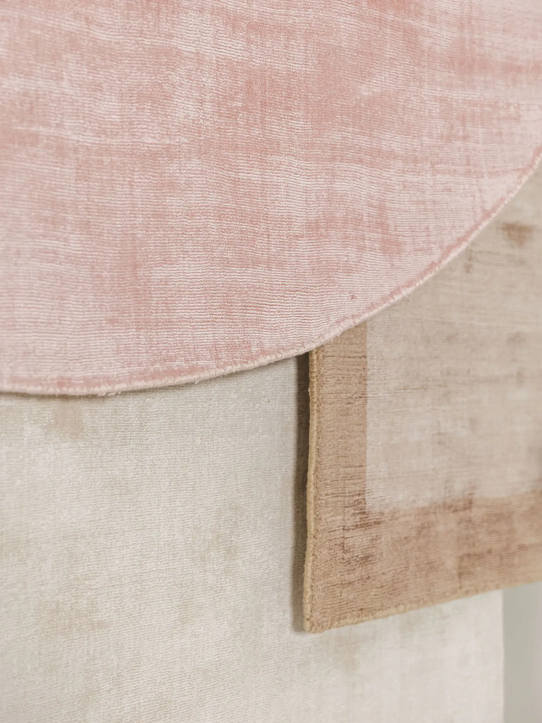 Teppich Nova aus 100% Viskose in Rosa von benuta Pure
