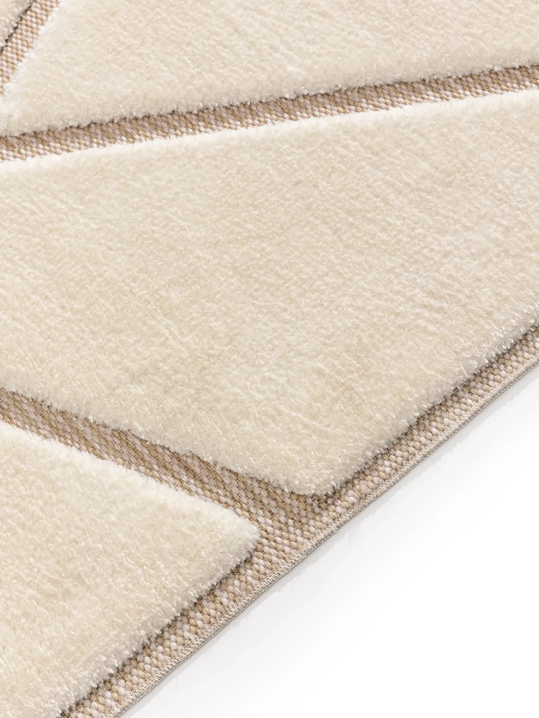 Matto 63% Polyester, 37% Polypropylena värissä Weiß 63% Polyester, 37% Polypropylen korkealla nukalla merkiltä benuta Basic