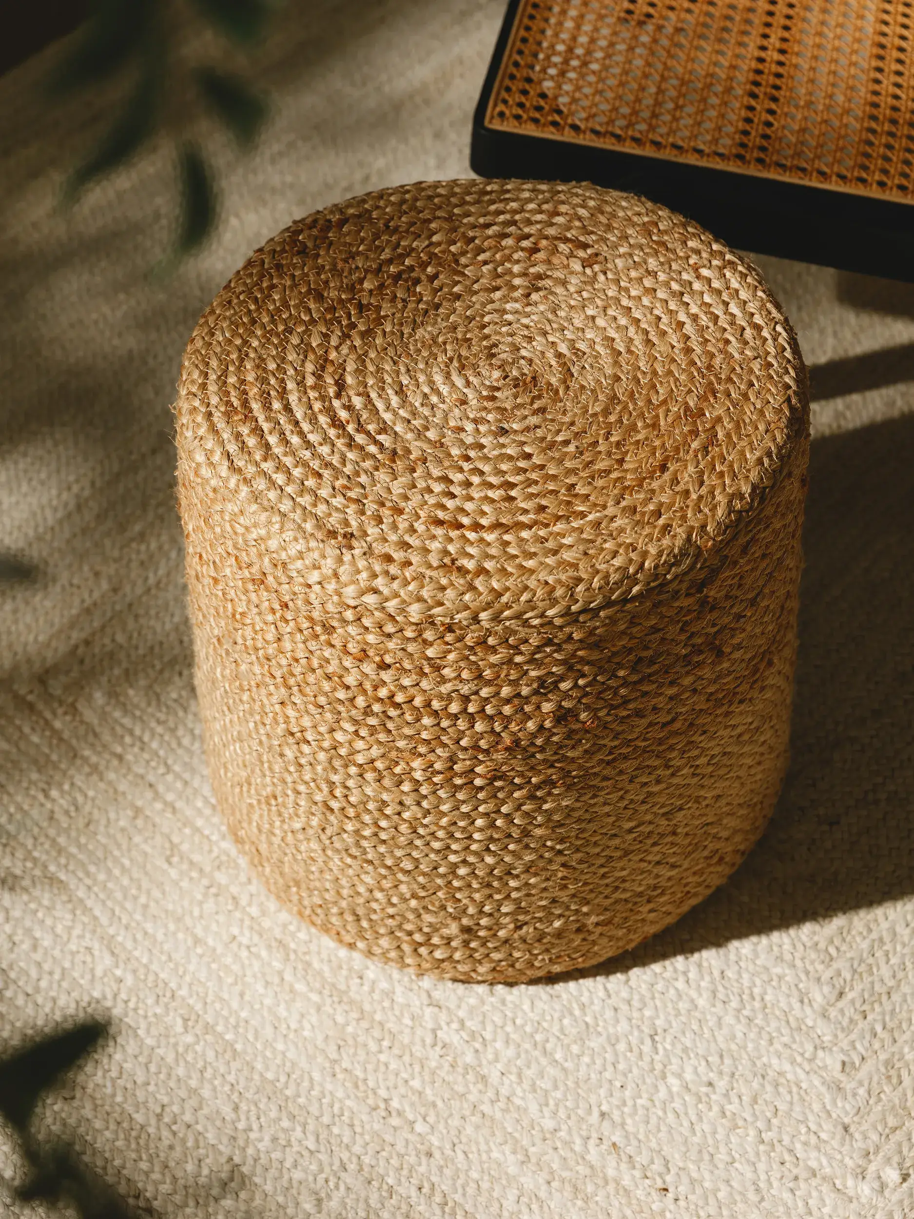 Pouf fatto a mano Jutta Marroncino in Tintaunita-ontwerp van 100% Iuta door benuta pure