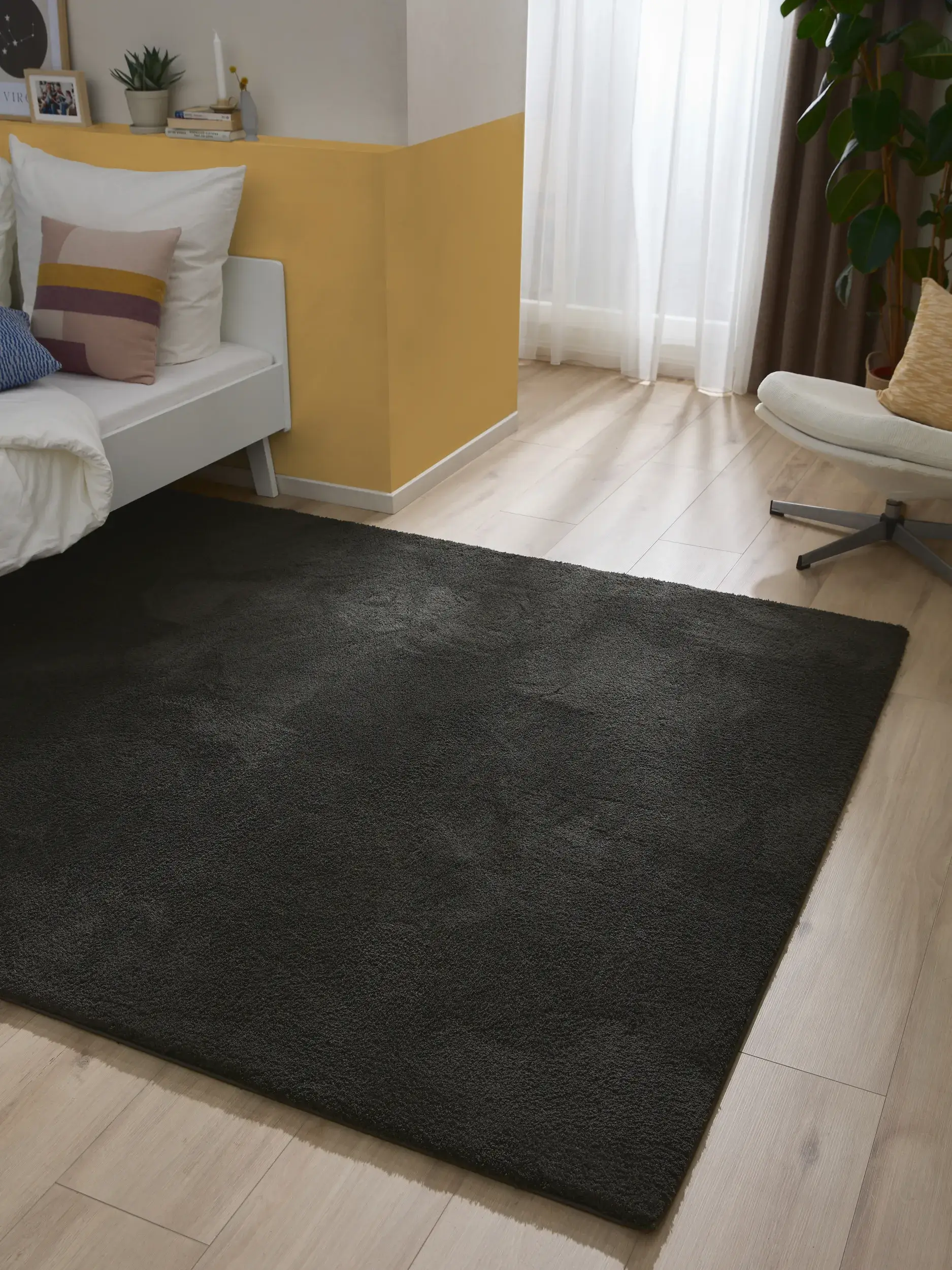 Teppich aus 100% Polyester in Schwarz mit 100% Polyester hohem Flor von benuta Nest
