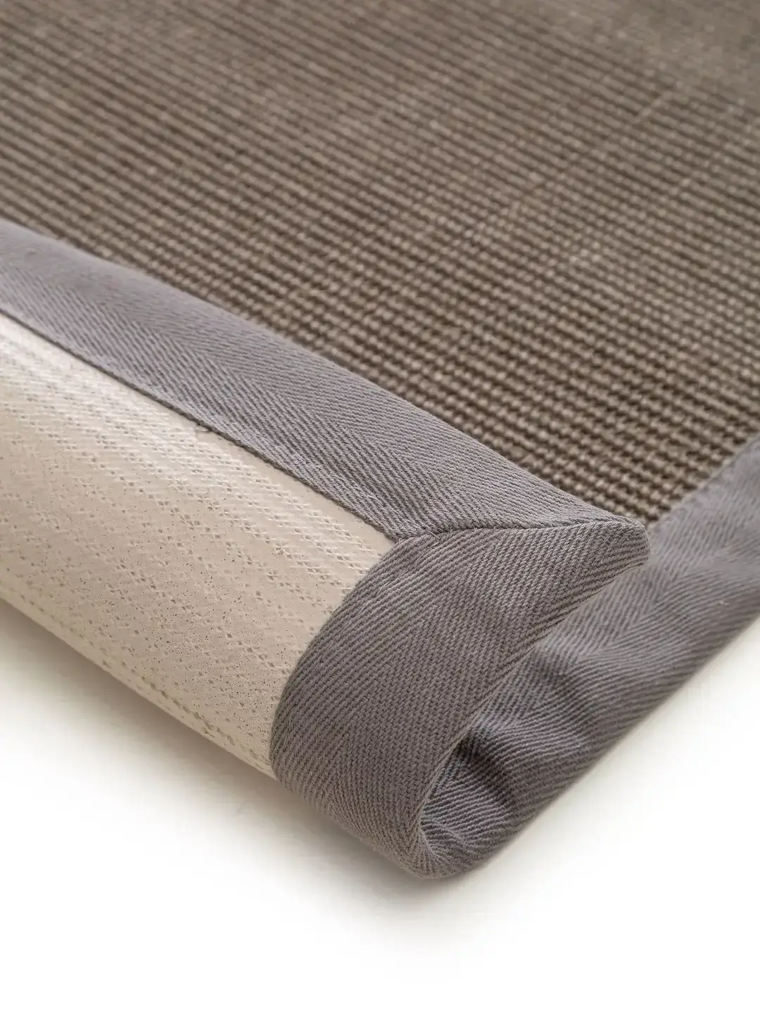 Teppich aus 100% Sisal in Grau mit 100% Sisal hohem Flor von benuta Nest