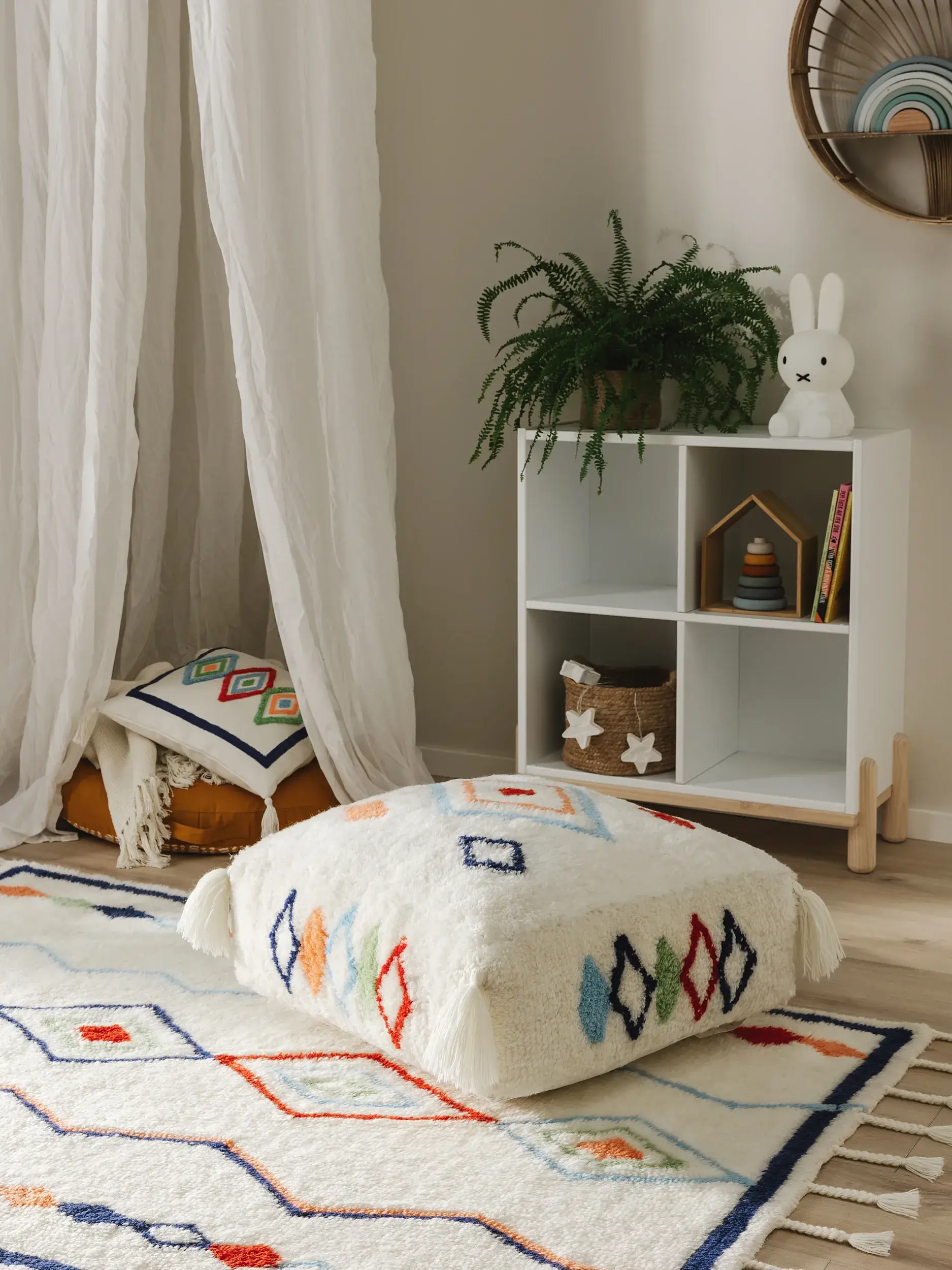 Handgefertigter Woll-Pouf Malika Multicolor i Orientalisch-design laget av 100 % ull fra Lytte