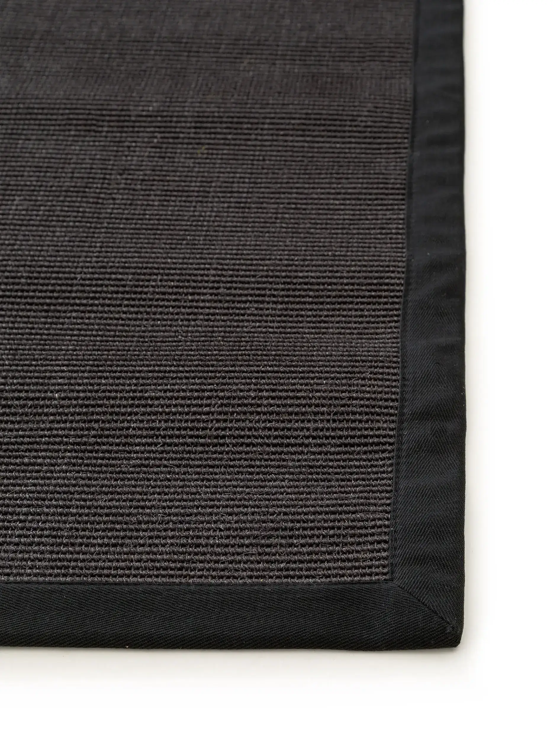Teppich aus 100% Sisal in Schwarz mit 100% Sisal hohem Flor von benuta Nest