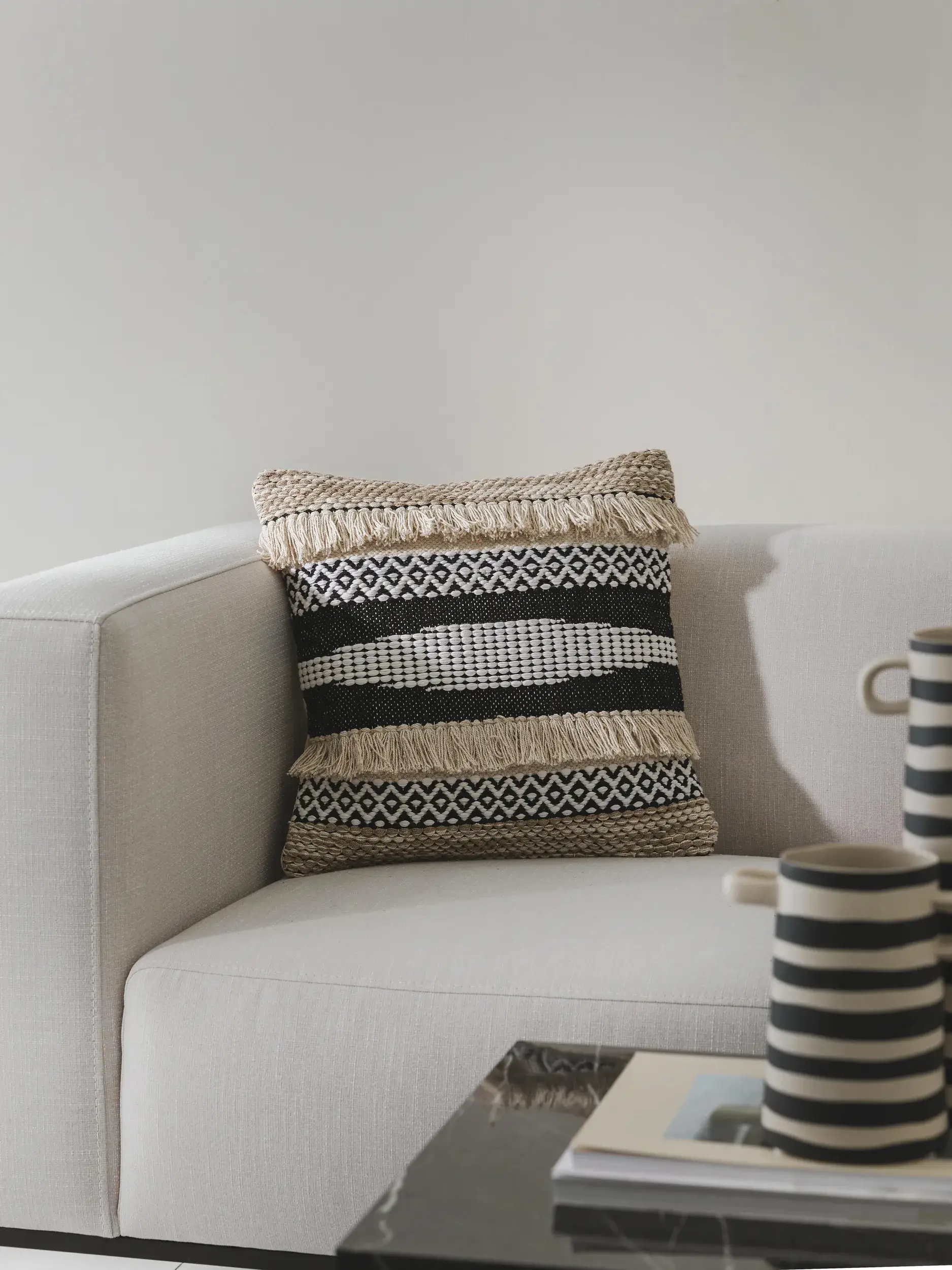 Funda de almohada Deja Blanco y Negro con diseño de Ornamento en 100% Algodón de benuta POP