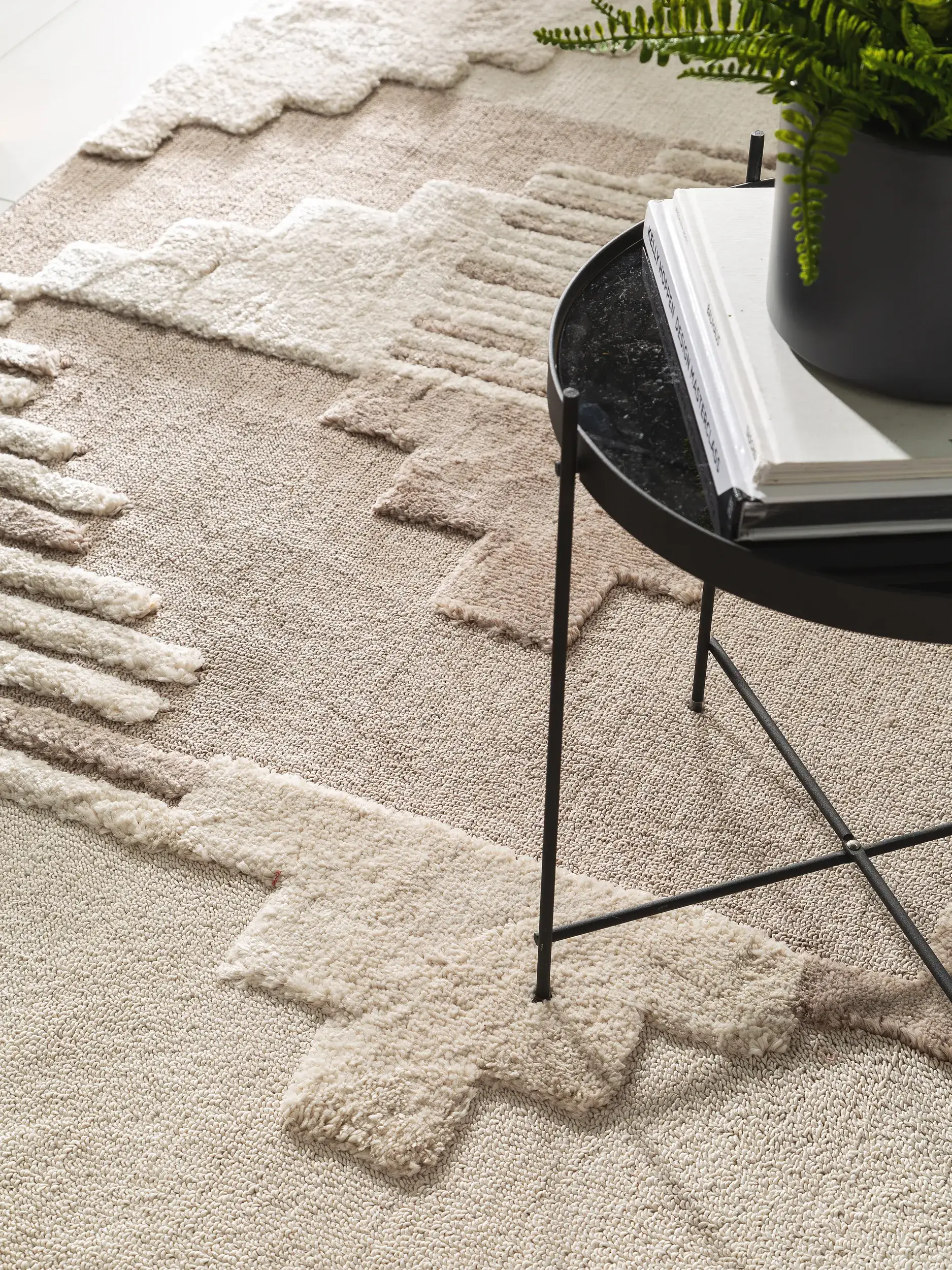 Matta av 100% Polyester i Beige med 100% Polyester hög lugg från benuta POP
