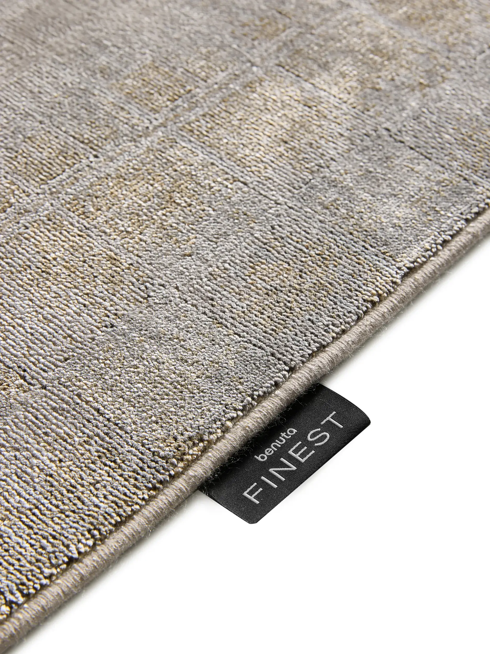 Teppich aus 60% Viskose, 40% Polyacryl (Chenille) in Grau mit 60% Viskose, 40% Polyacryl (Chenille) hohem Flor von benuta Finest