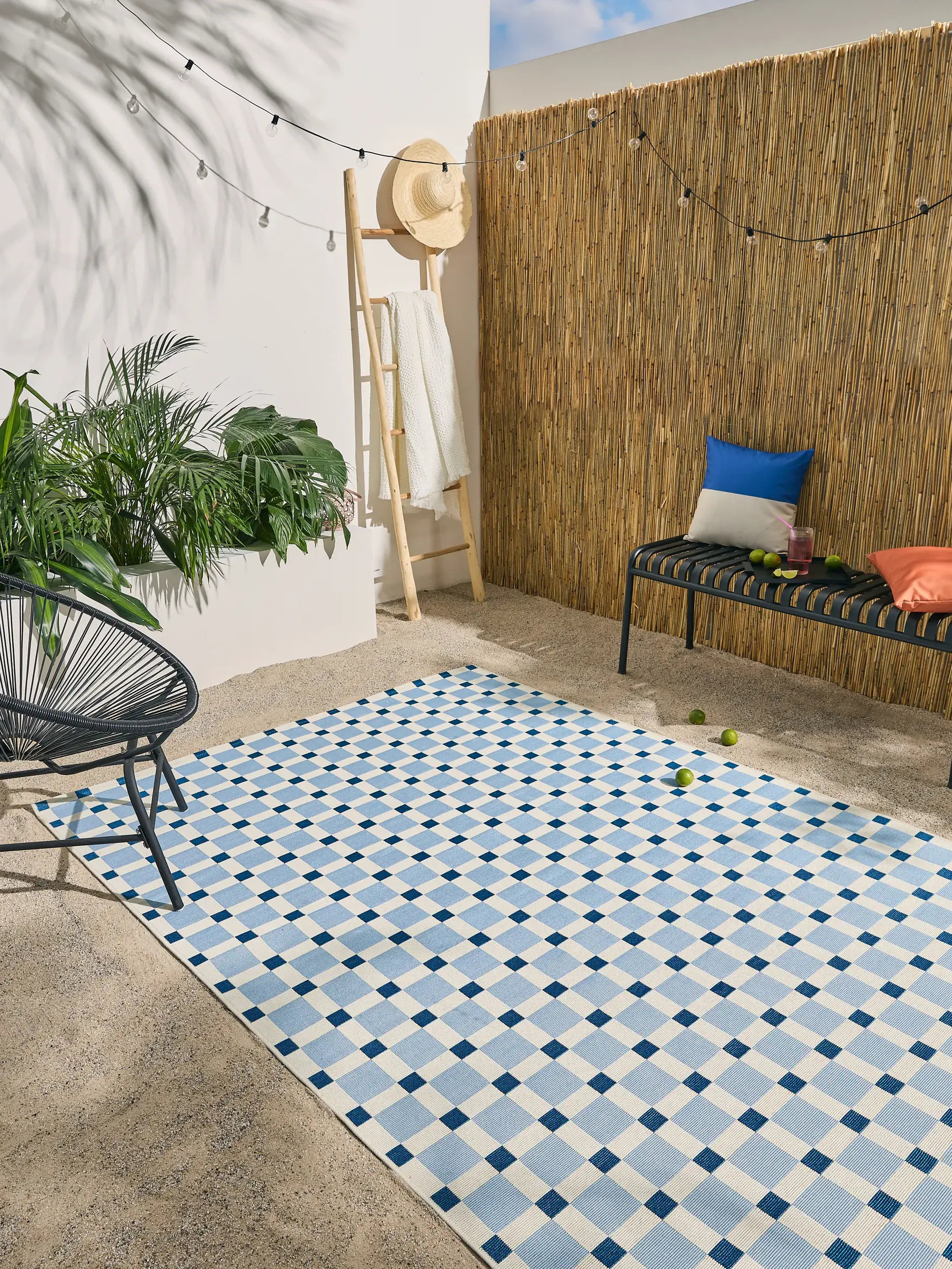 Teppich aus 76% Polypropylen, 23% Polyester, 1% Latex in Blau mit 76% Polypropylen, 23% Polyester, 1% Latex hohem Flor von benuta Pop