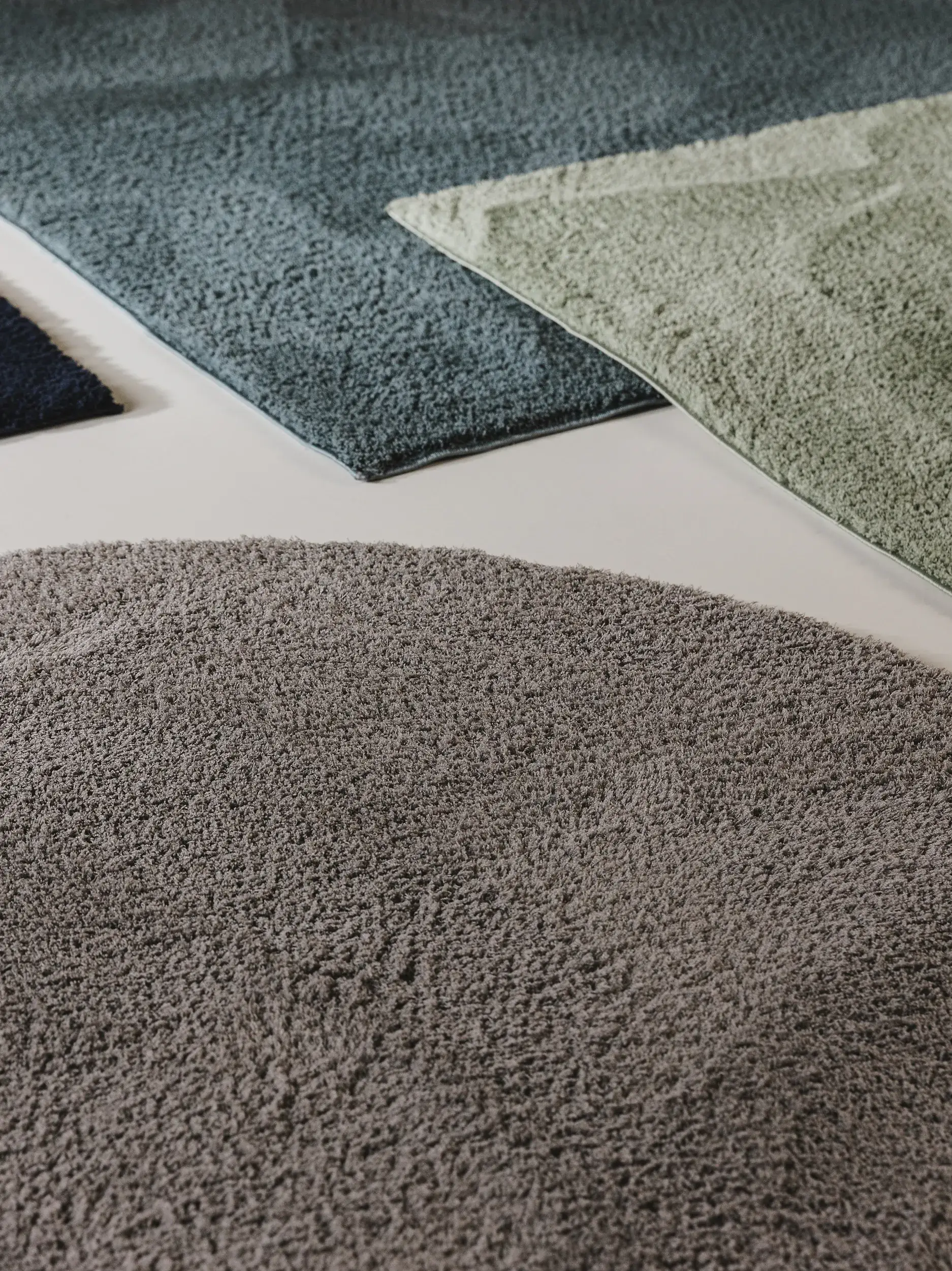 Teppich aus 100% Polyester (Microfiber) in Grau mit 100% Polyester (Microfiber) hohem Flor von benuta Nest