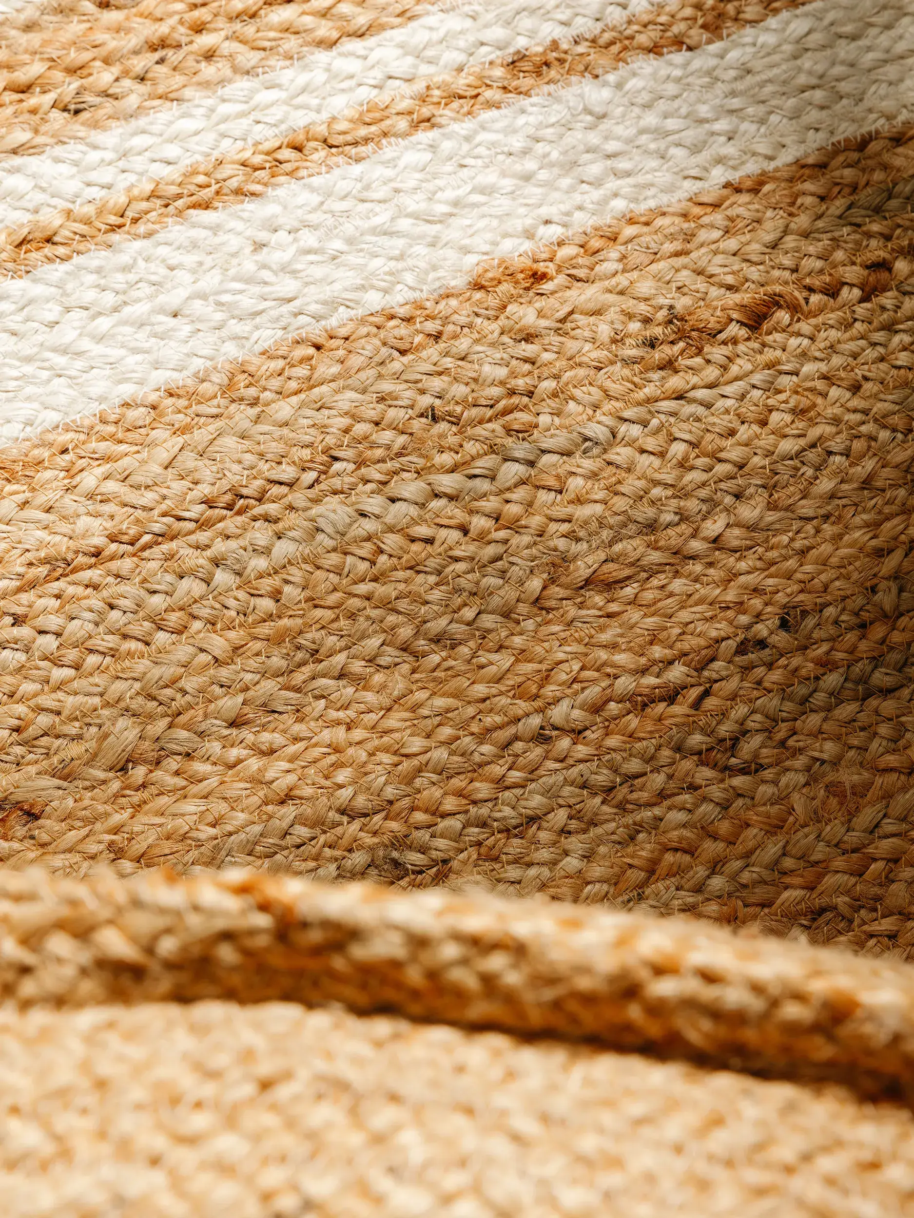 Teppich aus 100% Jute in Weiß mit 100% Jute hohem Flor von benuta Pure