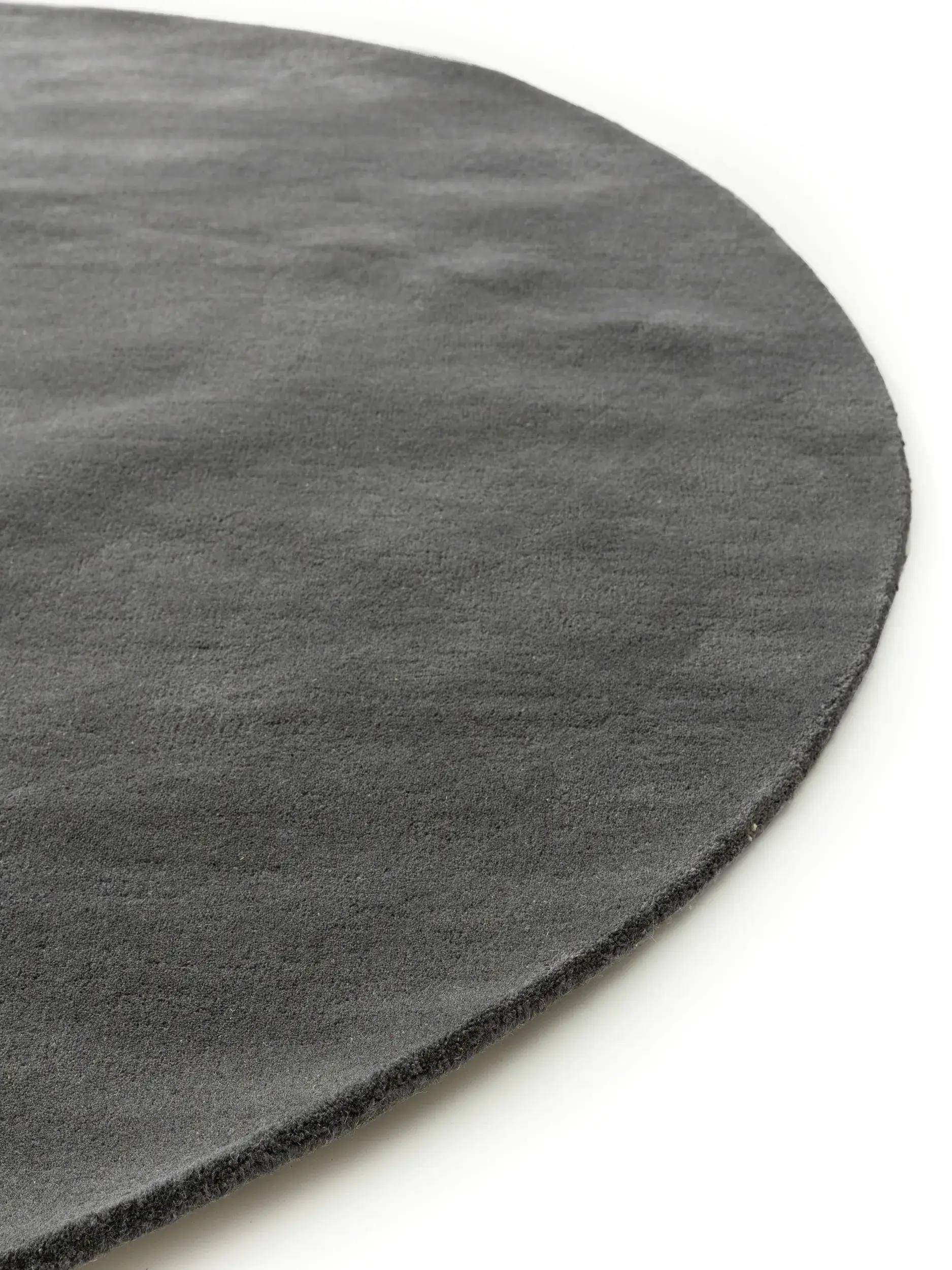 Teppich aus 100% Wolle in Grau mit 100% Wolle hohem Flor von benuta Nest