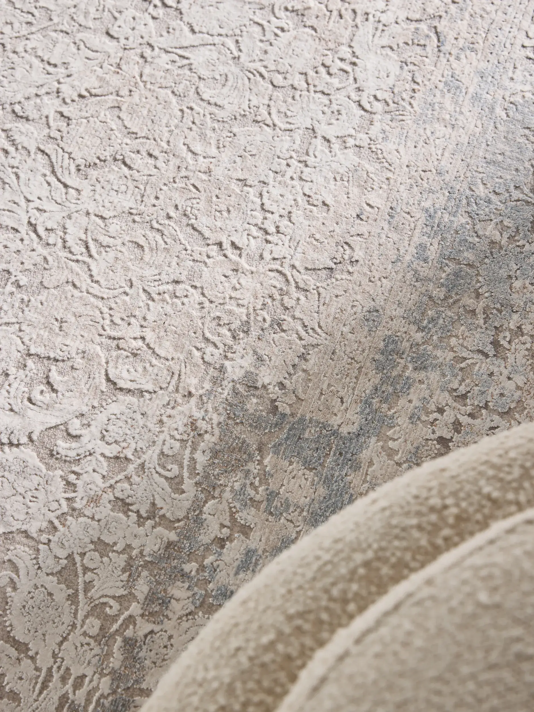 Teppich aus 89% Viskose, 11% Polyacryl in Grau mit 89% Viskose, 11% Polyacryl hohem Flor von benuta Finest