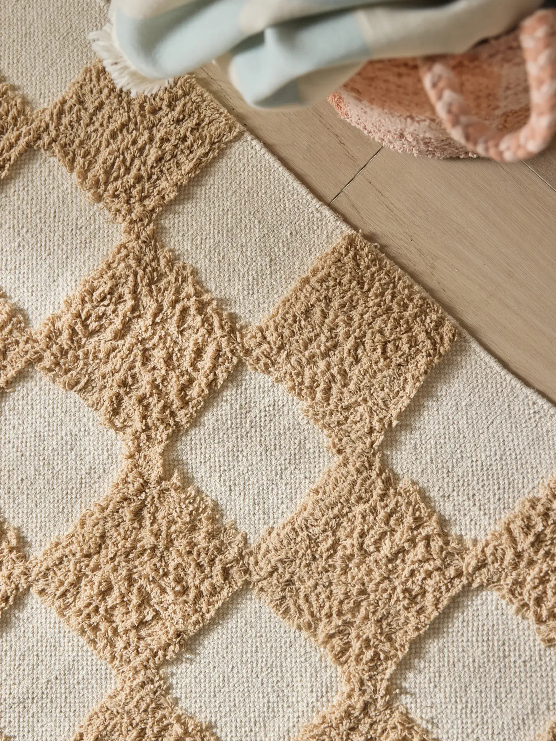 Rug made of 100% Cotton in Beige with a 100% Cotton high pile by Lytte