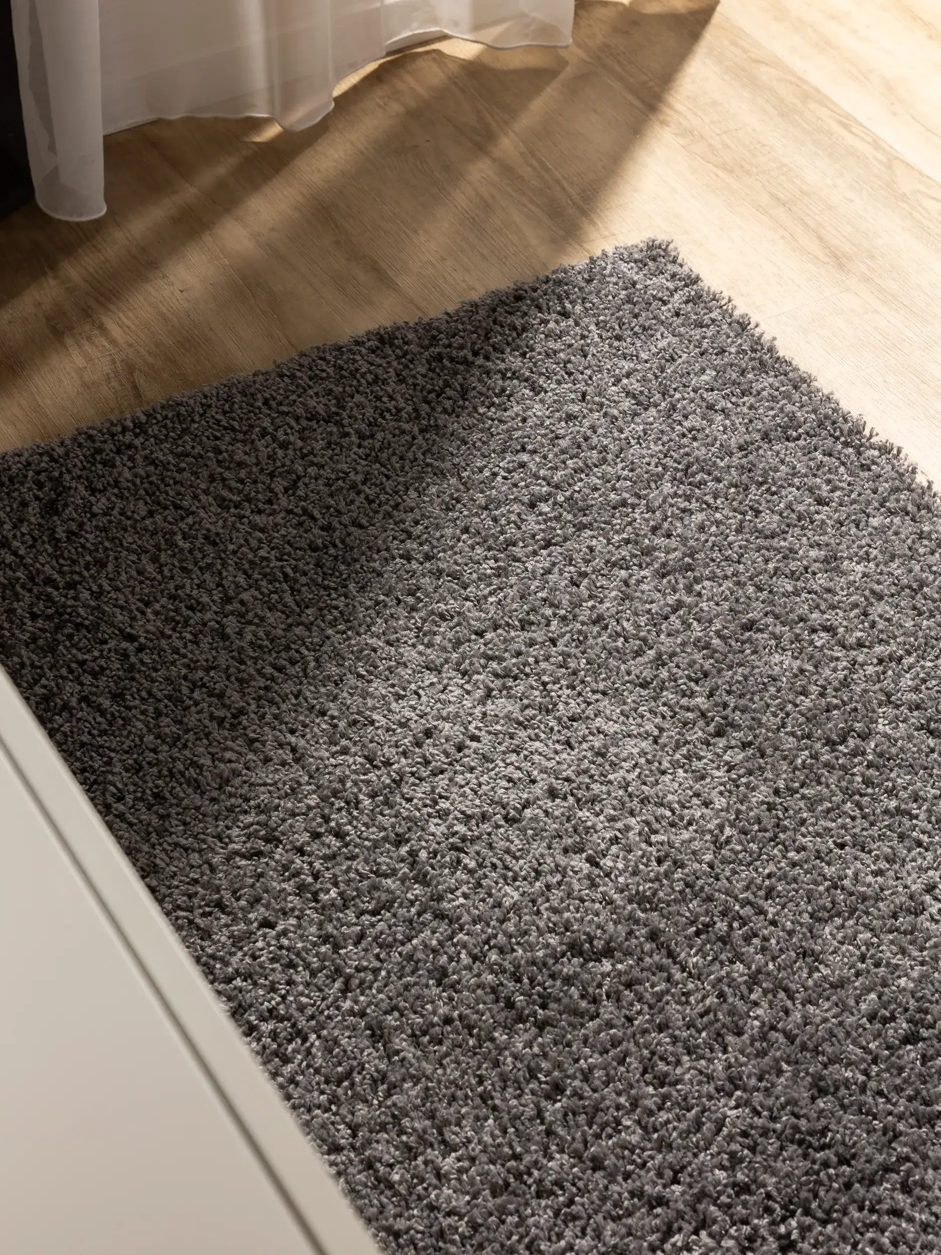 Matto 100% Polypropylena värissä Grau 100% Polypropylen korkealla nukalla merkiltä benuta Basic