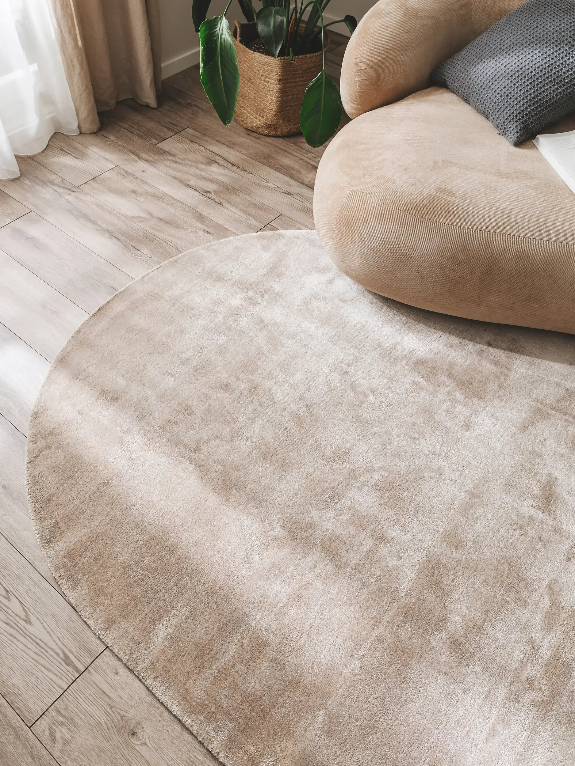Teppich aus 100% Viskose in Taupe mit 100% Viskose hohem Flor von benuta Pure