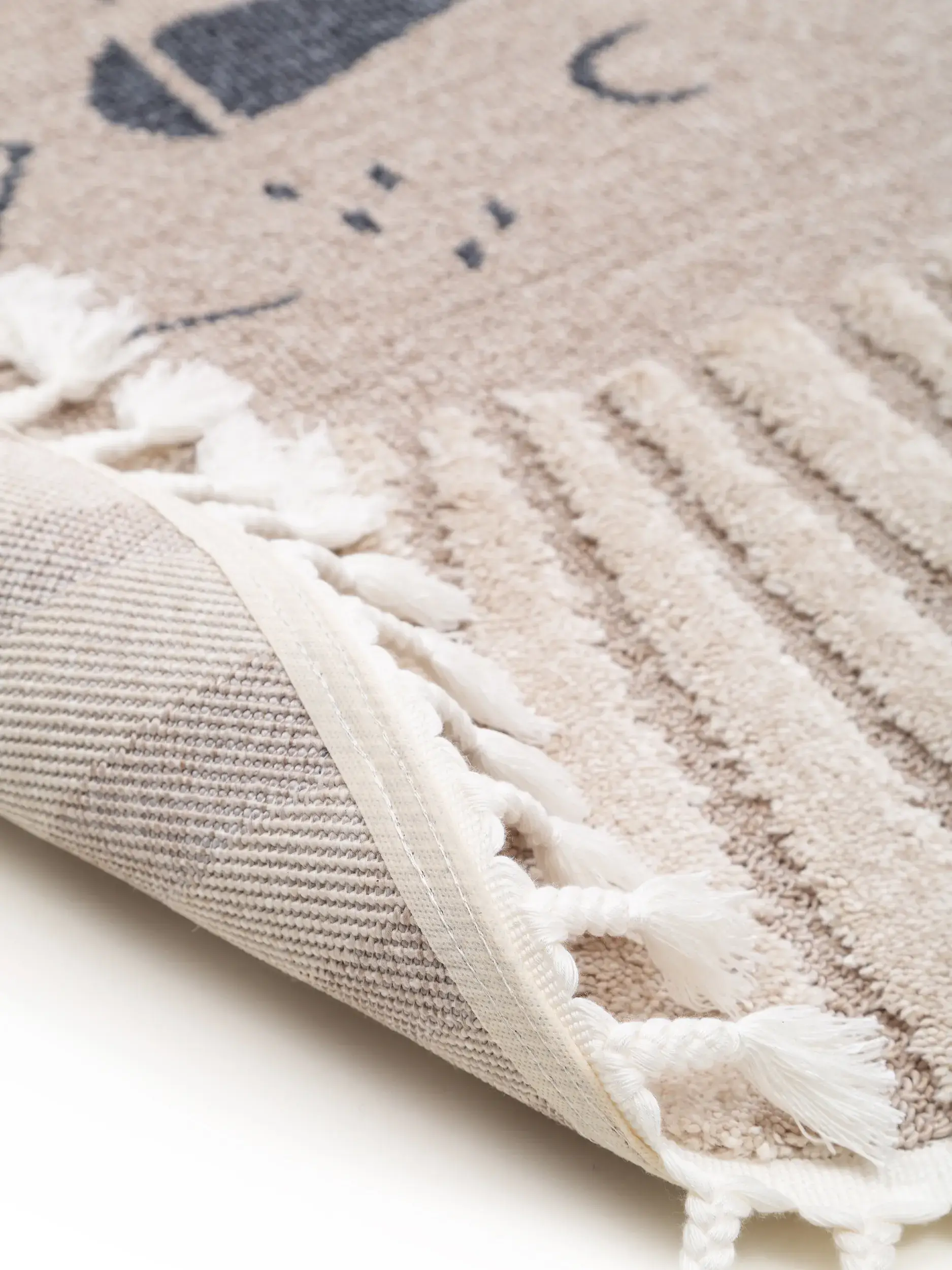 Rug made of 100% Polyester in Beige with a 100% Polyester high pile by Lytte