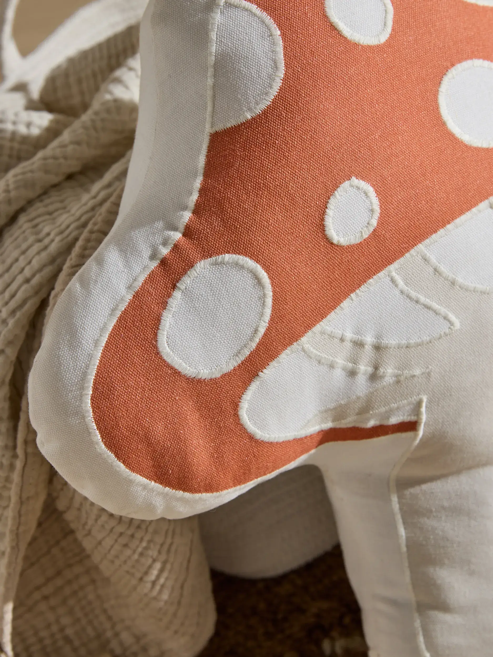 Kissen Isa Beige/Rot im Design Kindermotive aus  von Lytte