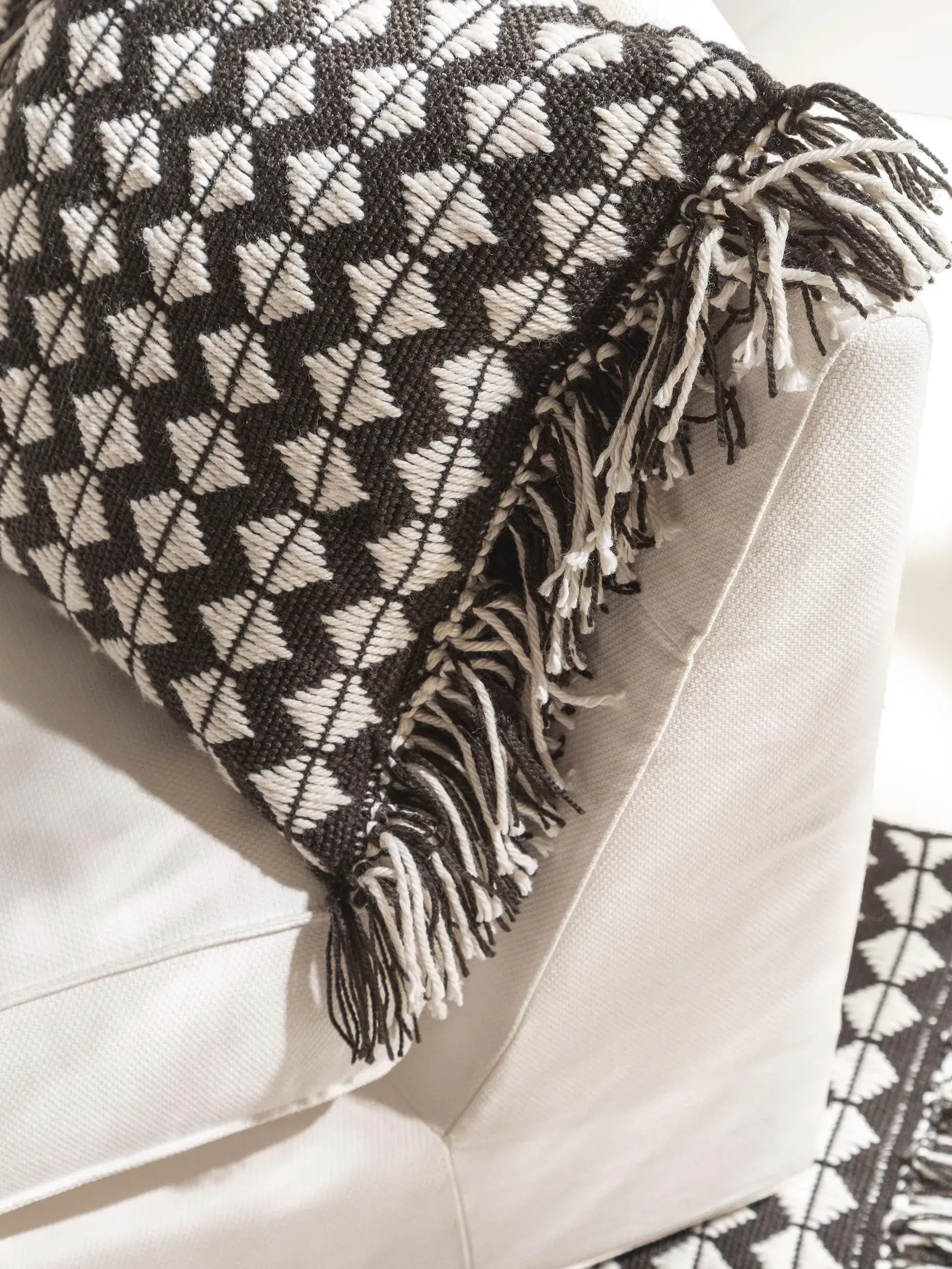 In- & Outdoor Kissen Morty Schwarz/Weiß im Design Geometrisch aus 100% Polyester (recyceltes PET) von benuta Pure