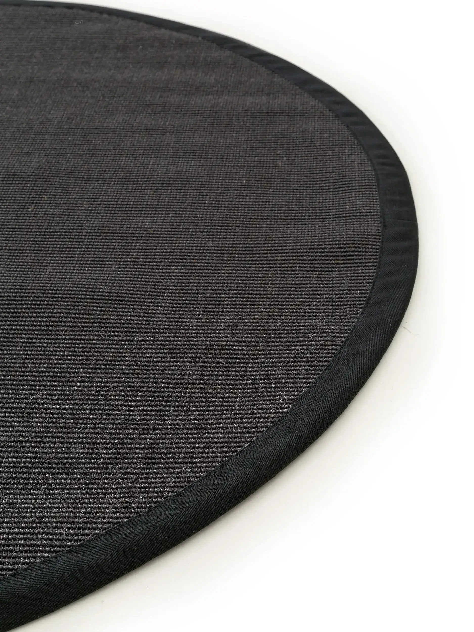 Teppich aus 100% Sisal in Schwarz mit 100% Sisal hohem Flor von benuta Nest