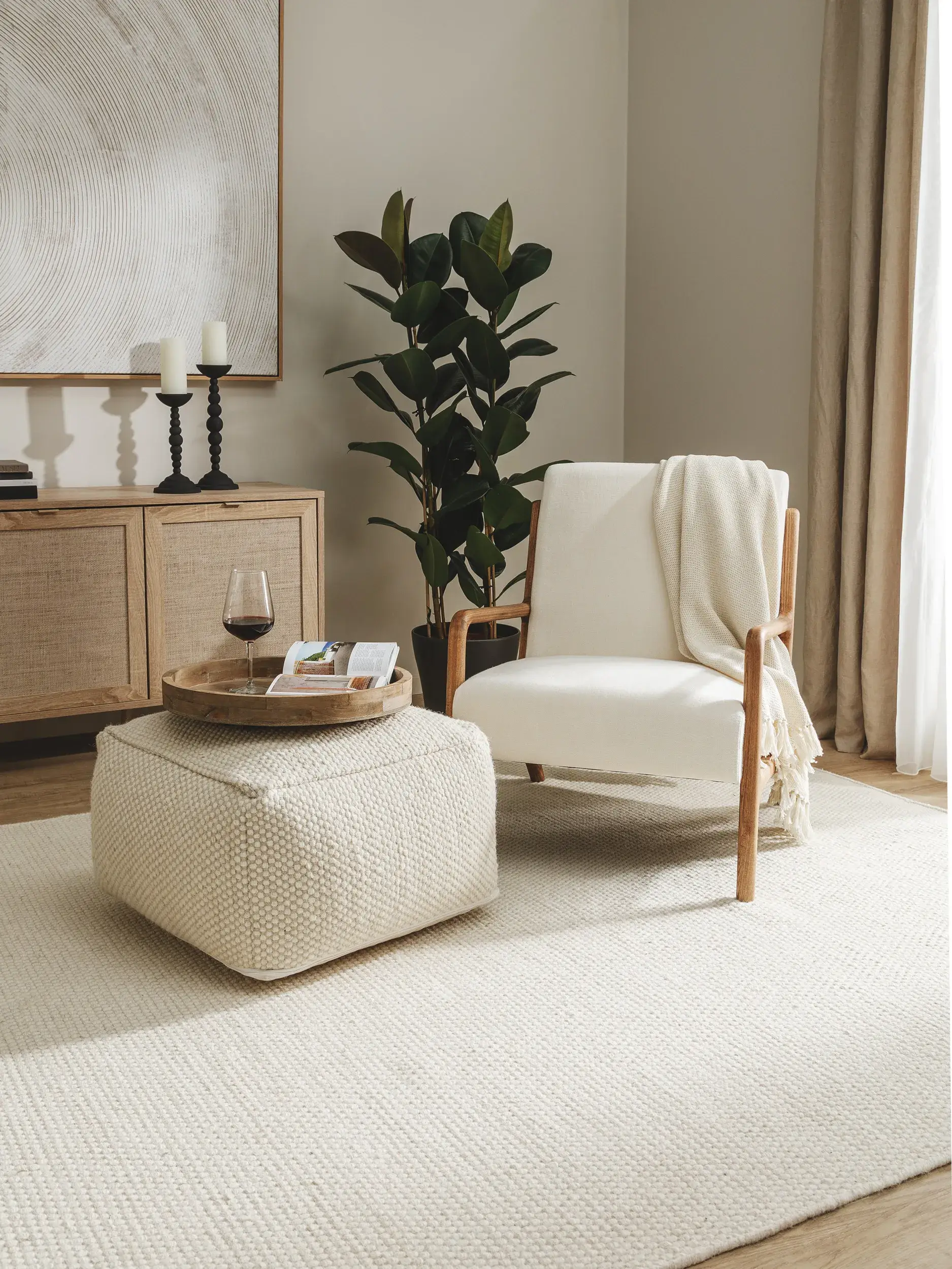Handgefertigter Woll-Pouf Rocco Weiß in Einfarbig design made of 80% wool, 20% cotton by benuta Pure