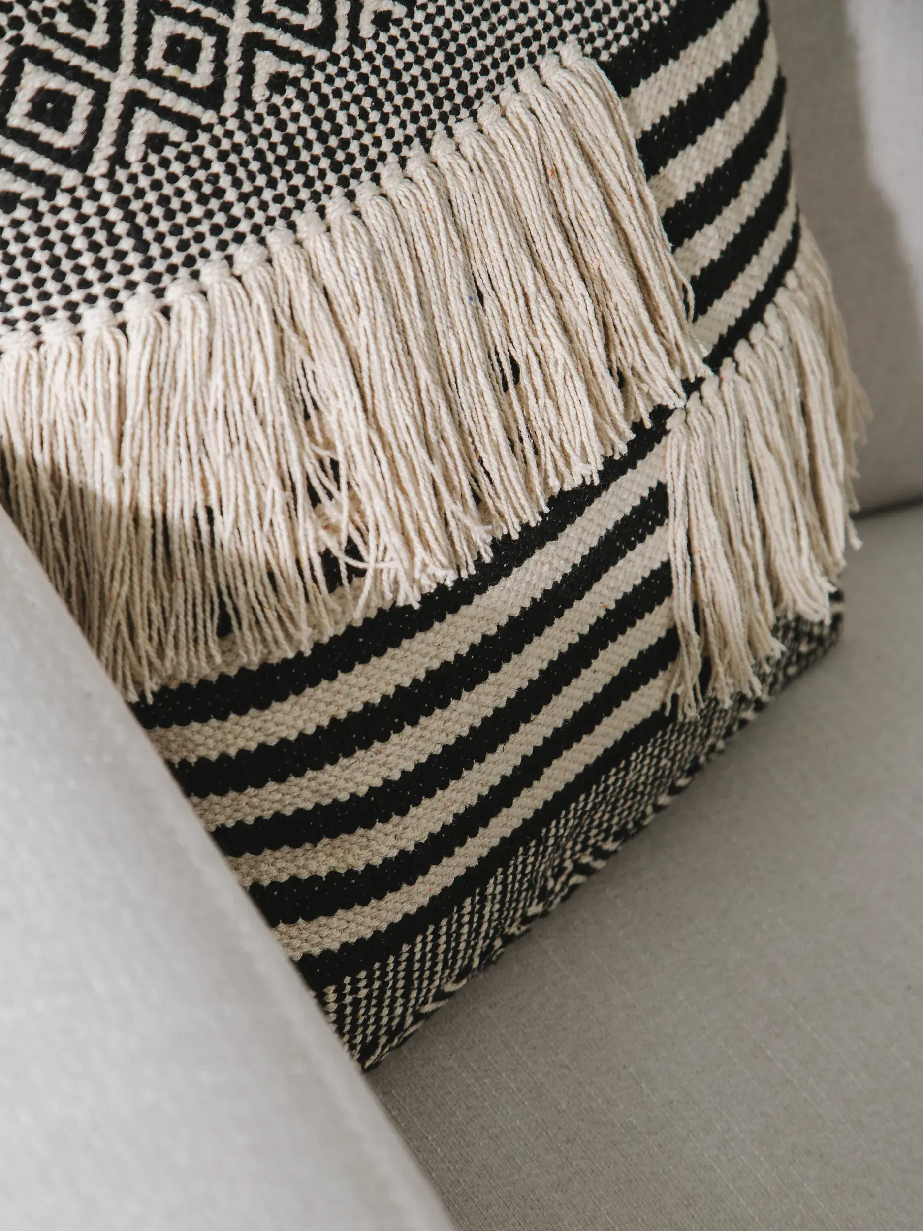 Copricuscino Deja Bianco & Nero in Ornamento-ontwerp van 100% Cotone door benuta POP