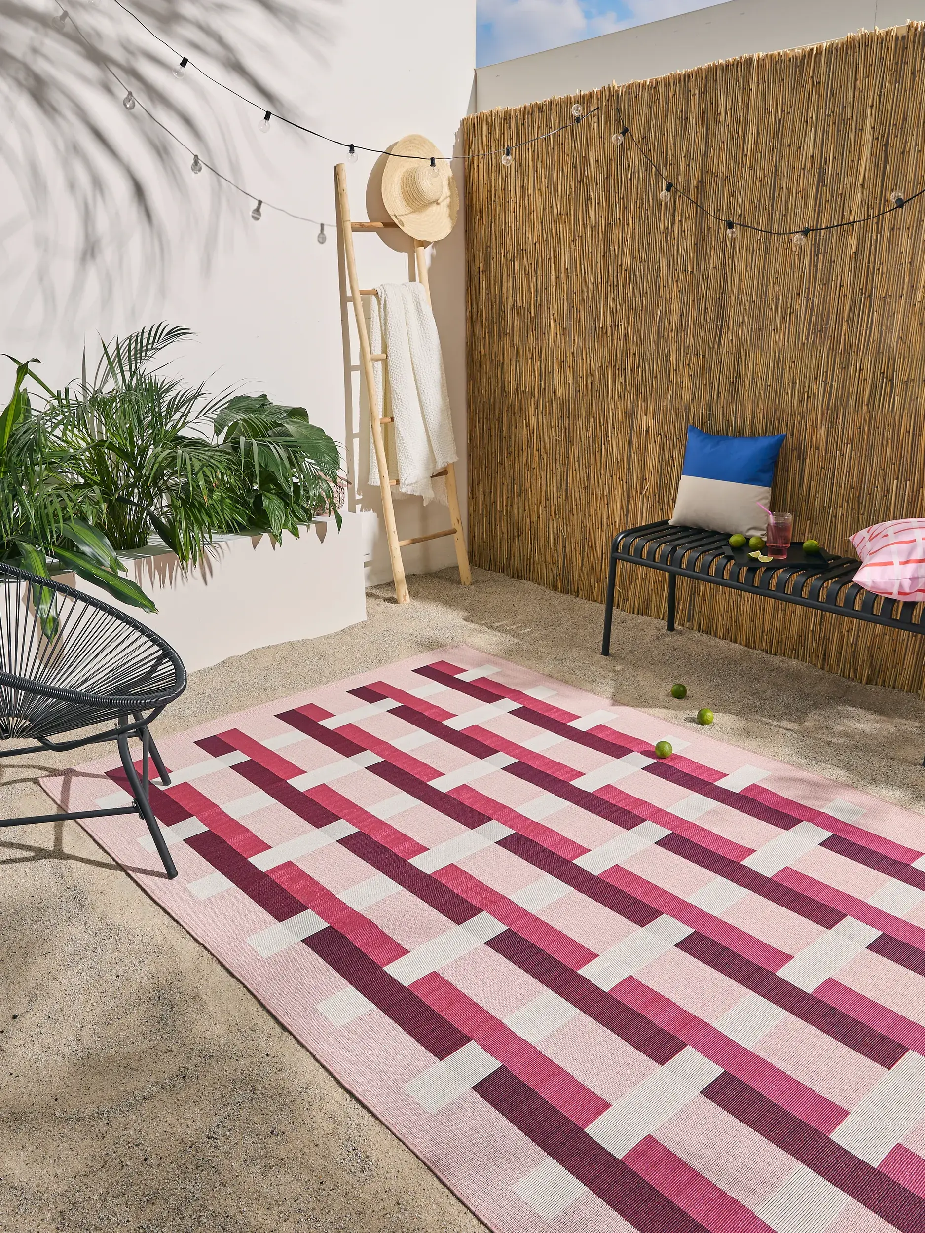 Teppich aus 76% Polypropylen, 23% Polyester, 1% Latex in Rosa mit 76% Polypropylen, 23% Polyester, 1% Latex hohem Flor von benuta Pop