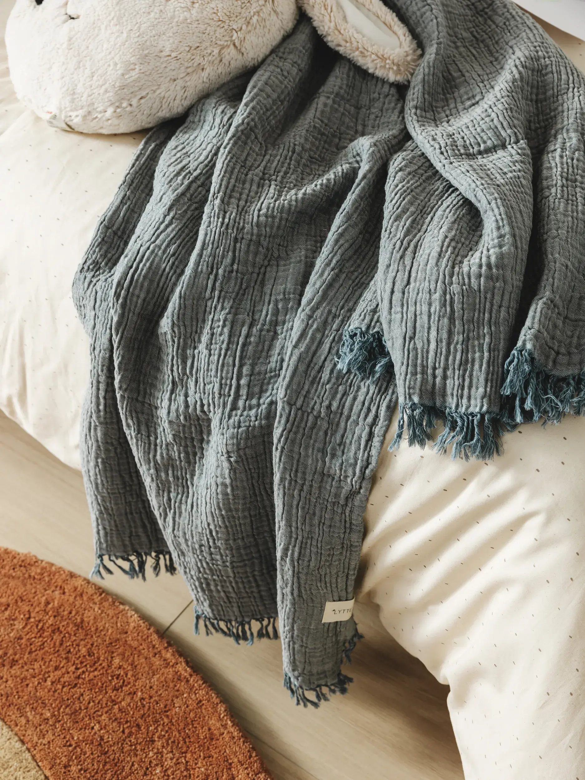 Baumwolldecke Lilo Blau im Design  aus  von Lytte