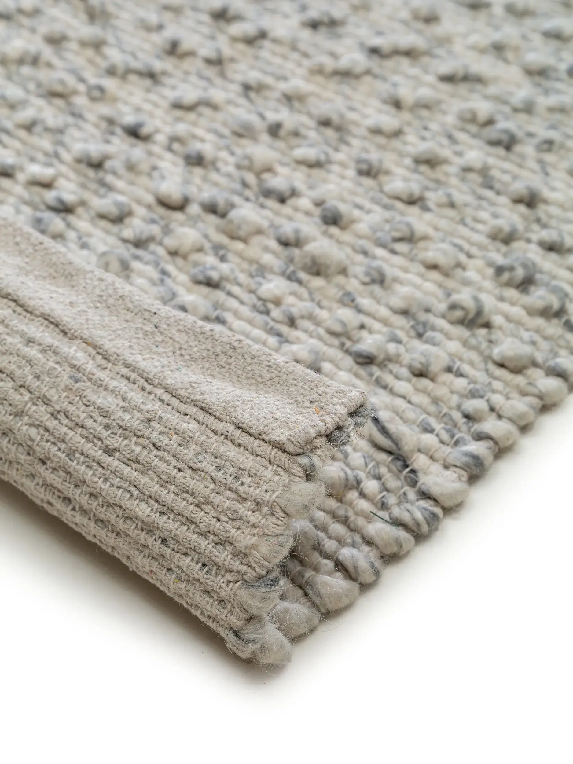 Rug made of 40% Wolle, 30% Baumwolle, 20% Polyester, 10% Viskose in Grau with a 40% Wolle, 30% Baumwolle, 20% Polyester, 10% Viskose high pile by benuta Pure