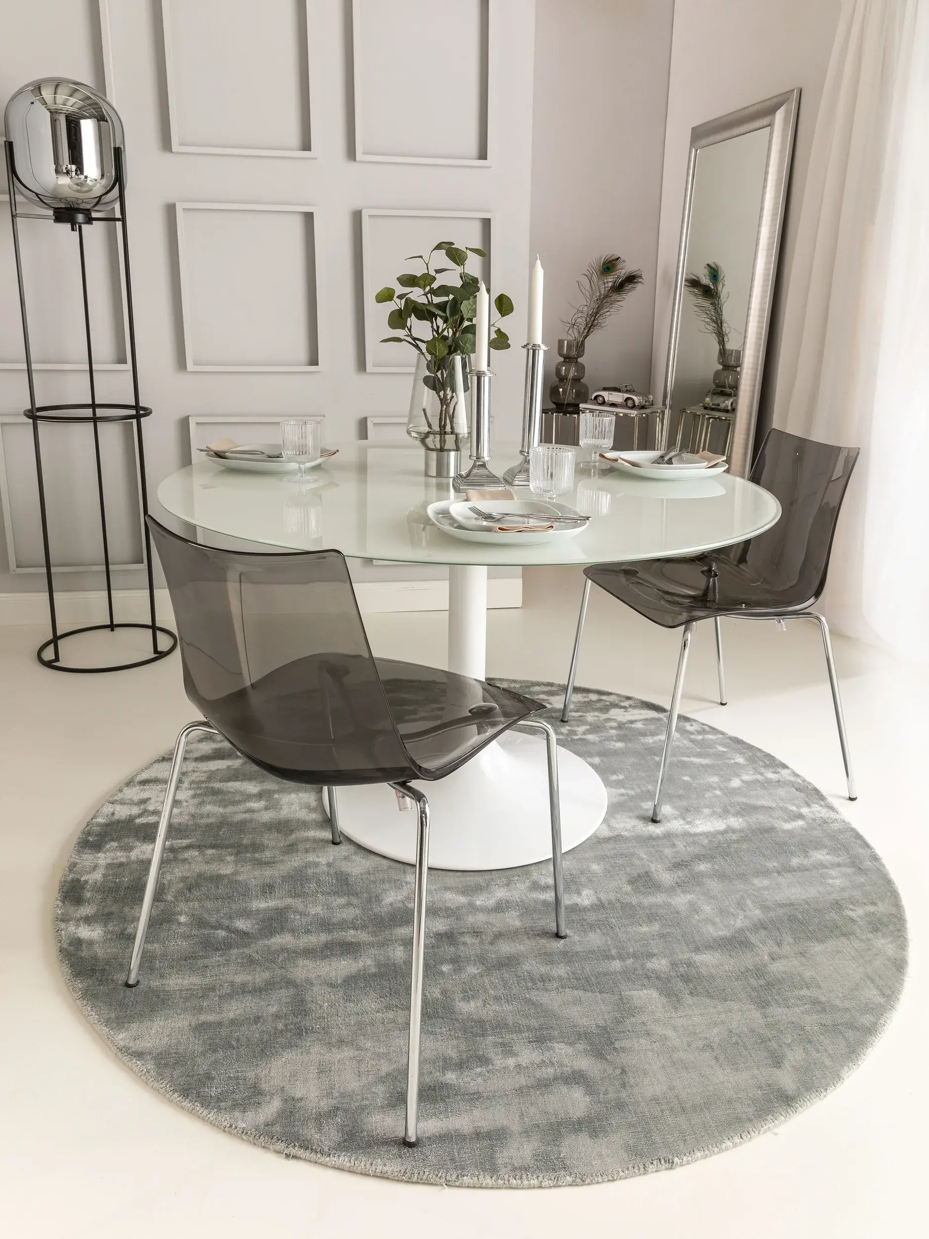 Teppich Nela aus 100% Viskose in Grau von benuta Pure
