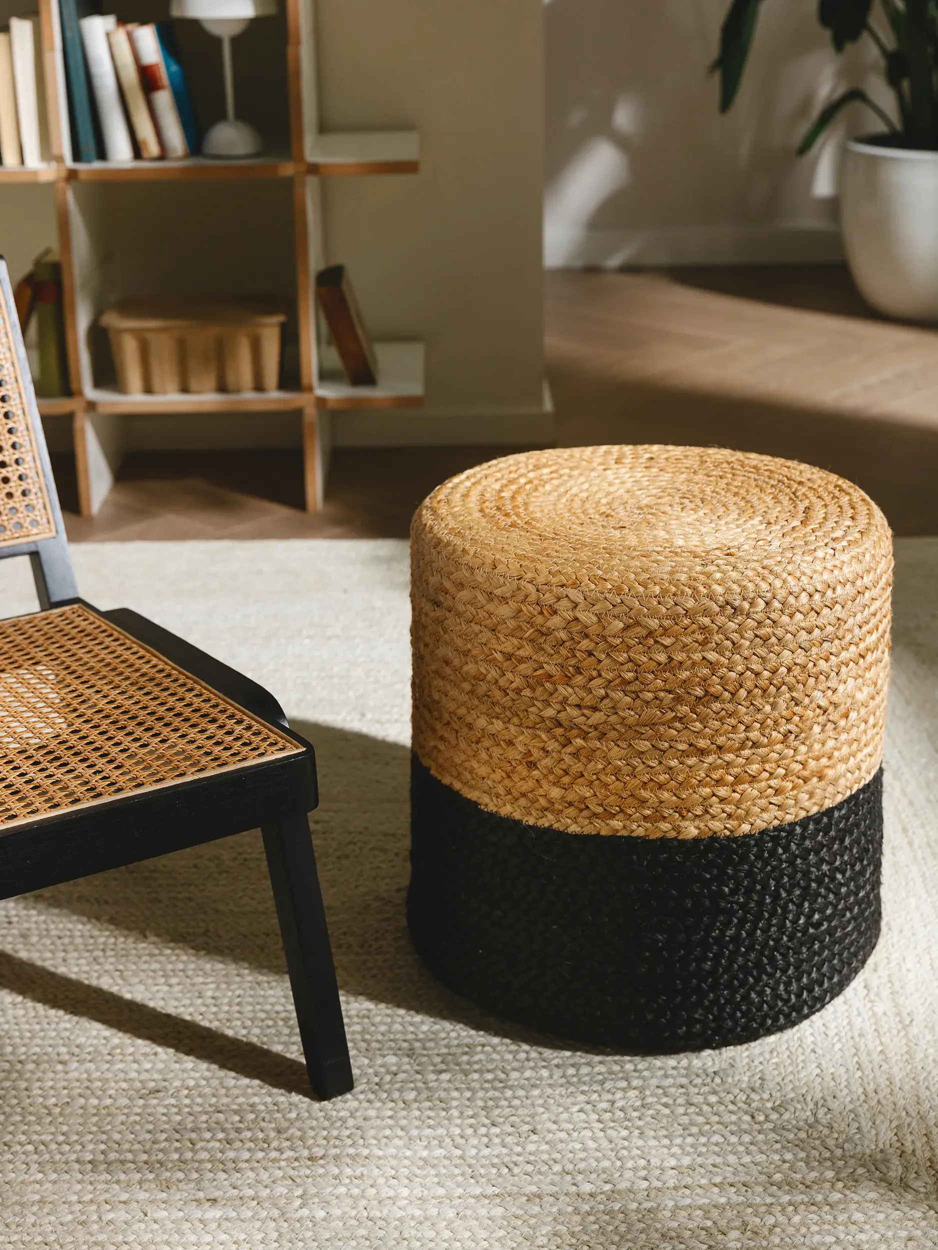 Handgefertigter Jute-Pouf Jutta Hellbraun/Schwarz in Einfarbig design made of 100% Jute by benuta Pure