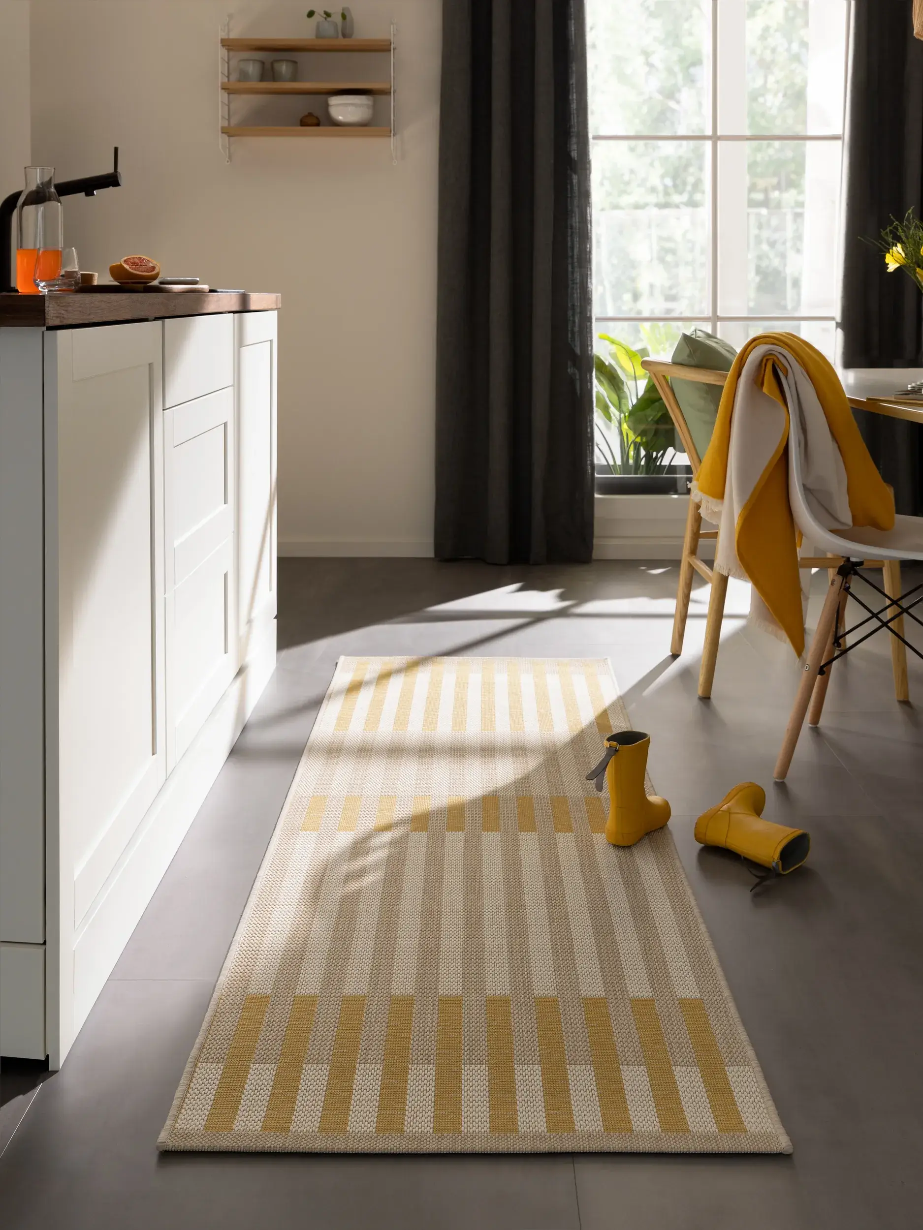 Tappeto di 100% Poliestere (PET riciclato) in Giallo con pelo alto 100% Poliestere (PET riciclato) da benuta nest