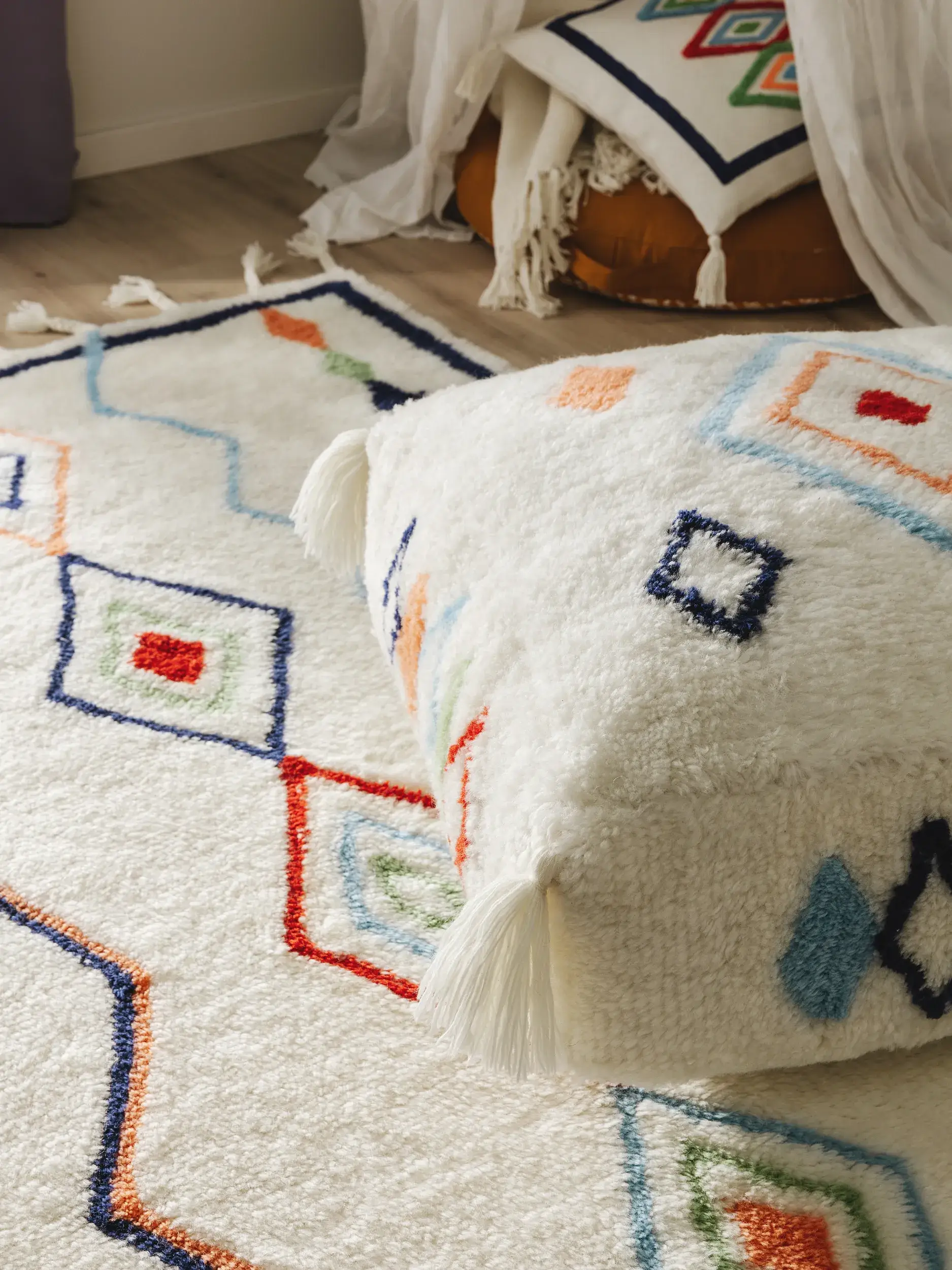 Handgefertigter Woll-Pouf Malika Multicolor i Orientalisch-design laget av 100 % ull fra Lytte