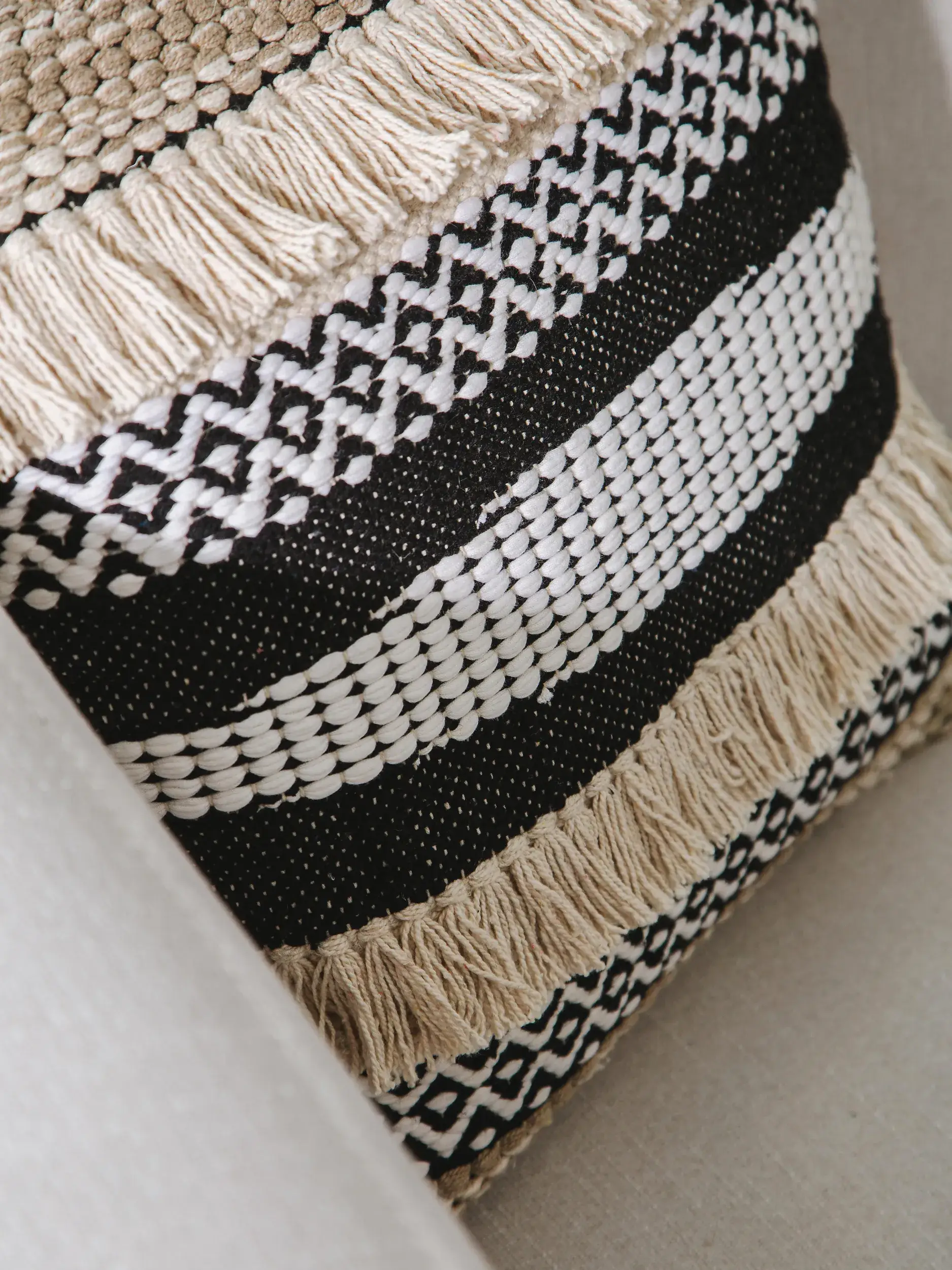 Funda de almohada Deja Blanco y Negro con diseño de Ornamento en 100% Algodón de benuta POP