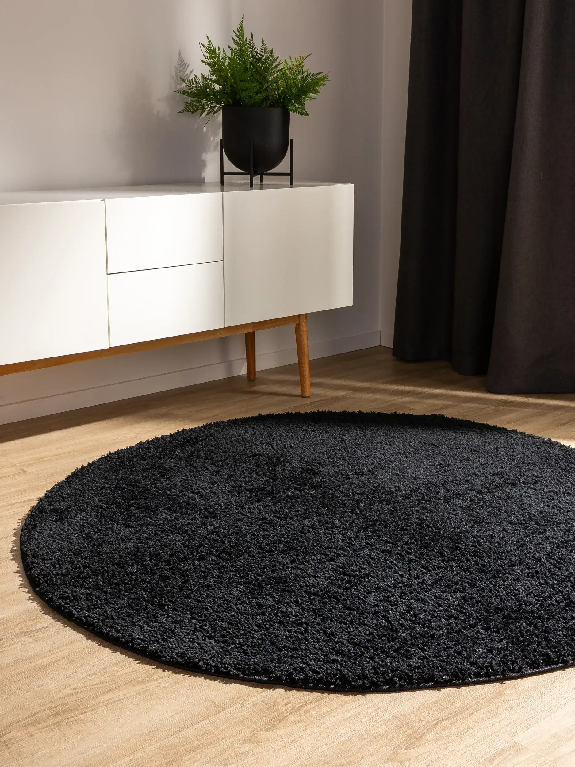 Rug made of 100% Polypropylen in Schwarz with a 100% Polypropylen high pile by benuta Basic