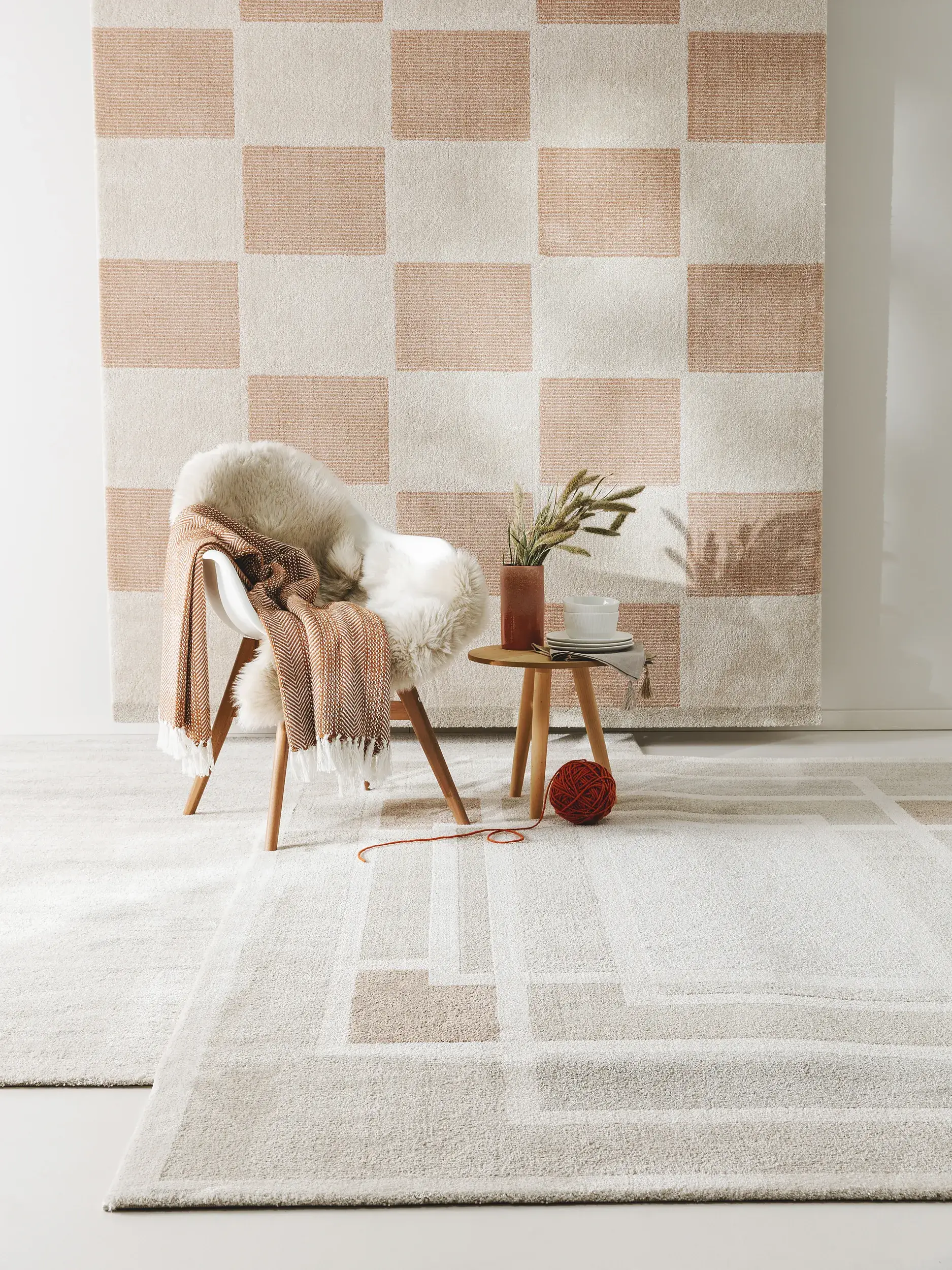Teppich aus 100% Polyester in Beige mit 100% Polyester hohem Flor von benuta Nest