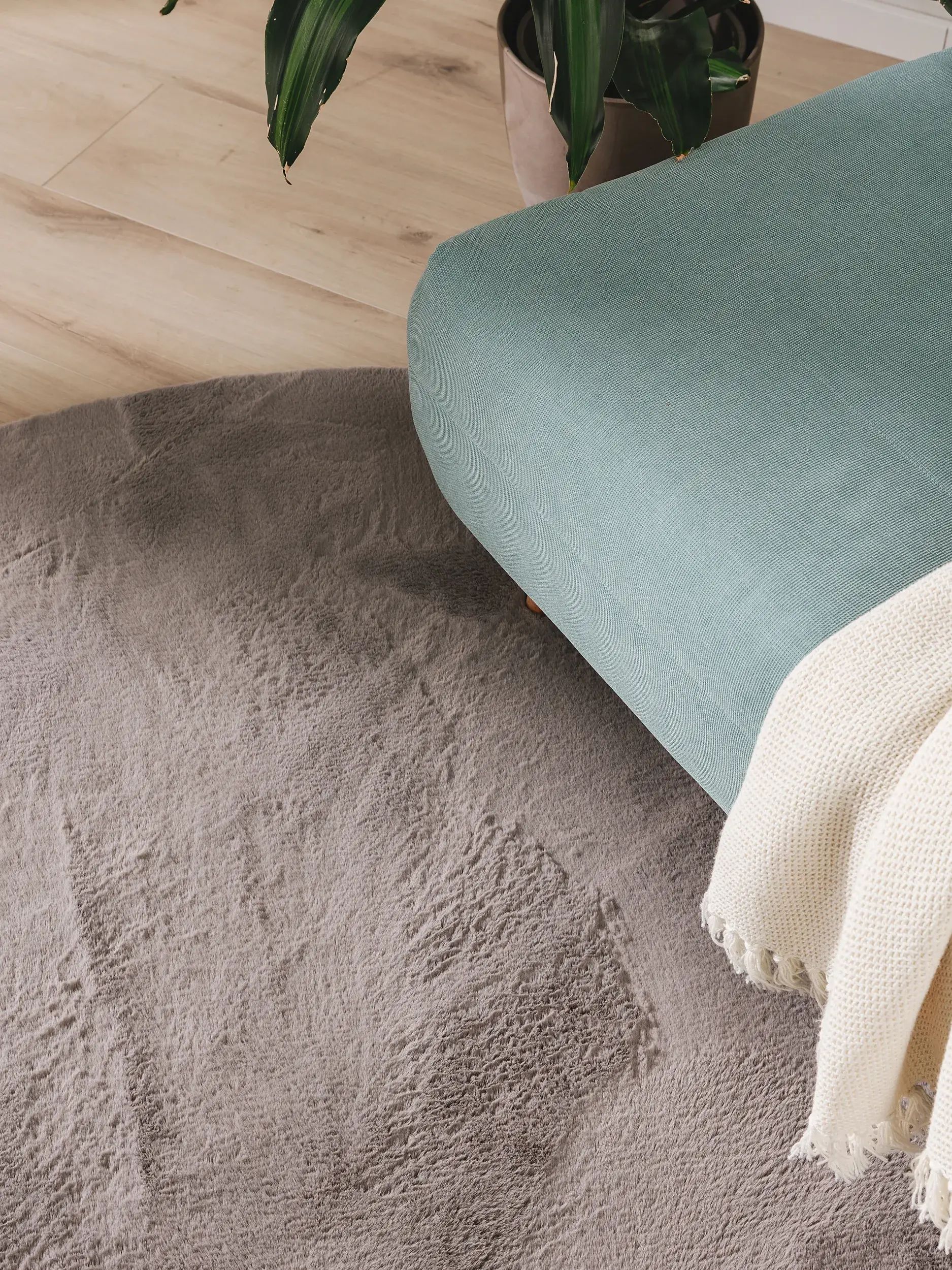 Rug made of 100% Polyester in Grey with a 100% Polyester high pile by benuta Basic
