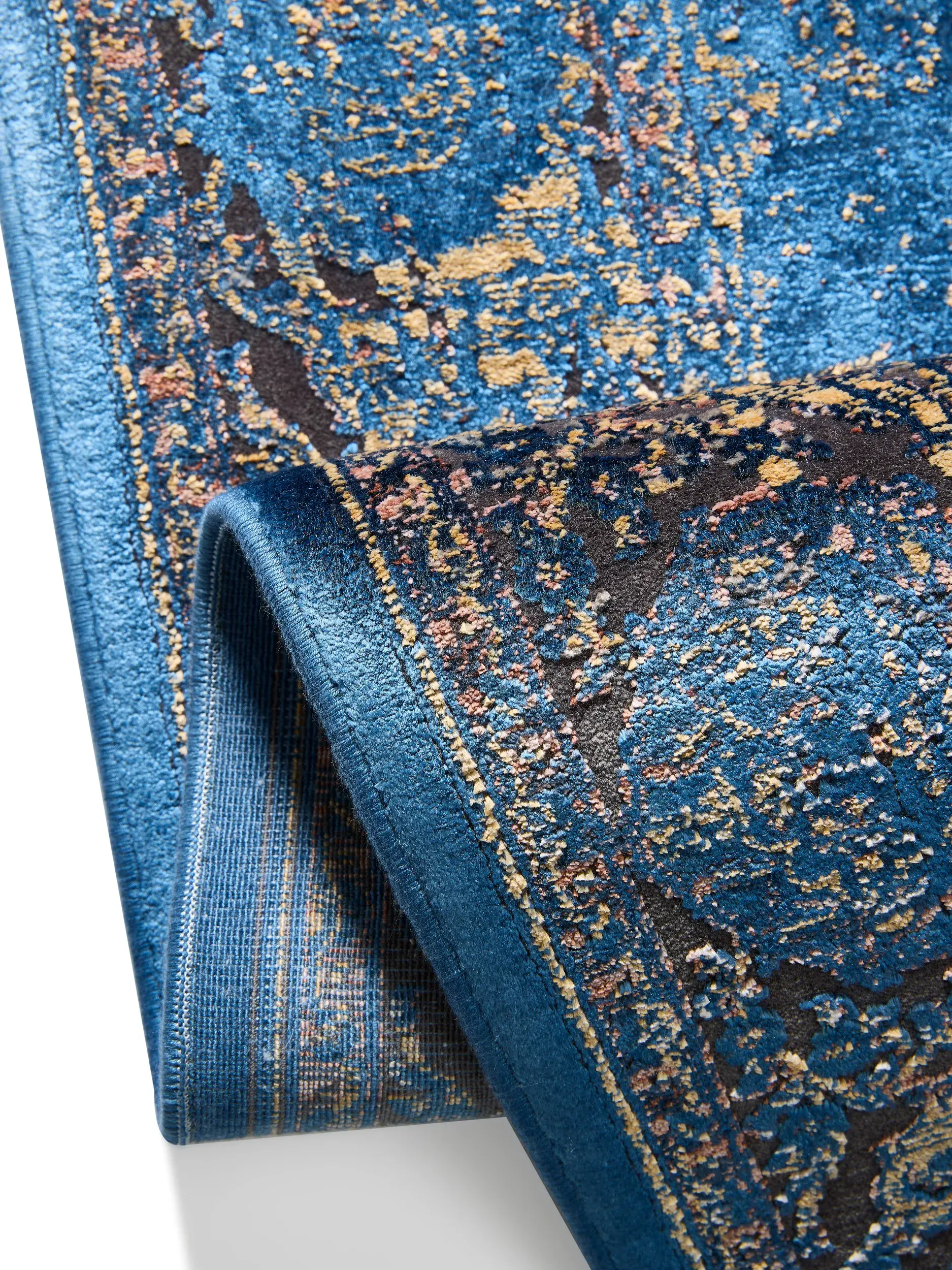 Teppich aus 56% Viskose, 30% Polyester, 14% Polyacryl in Blau mit 56% Viskose, 30% Polyester, 14% Polyacryl hohem Flor von benuta Finest